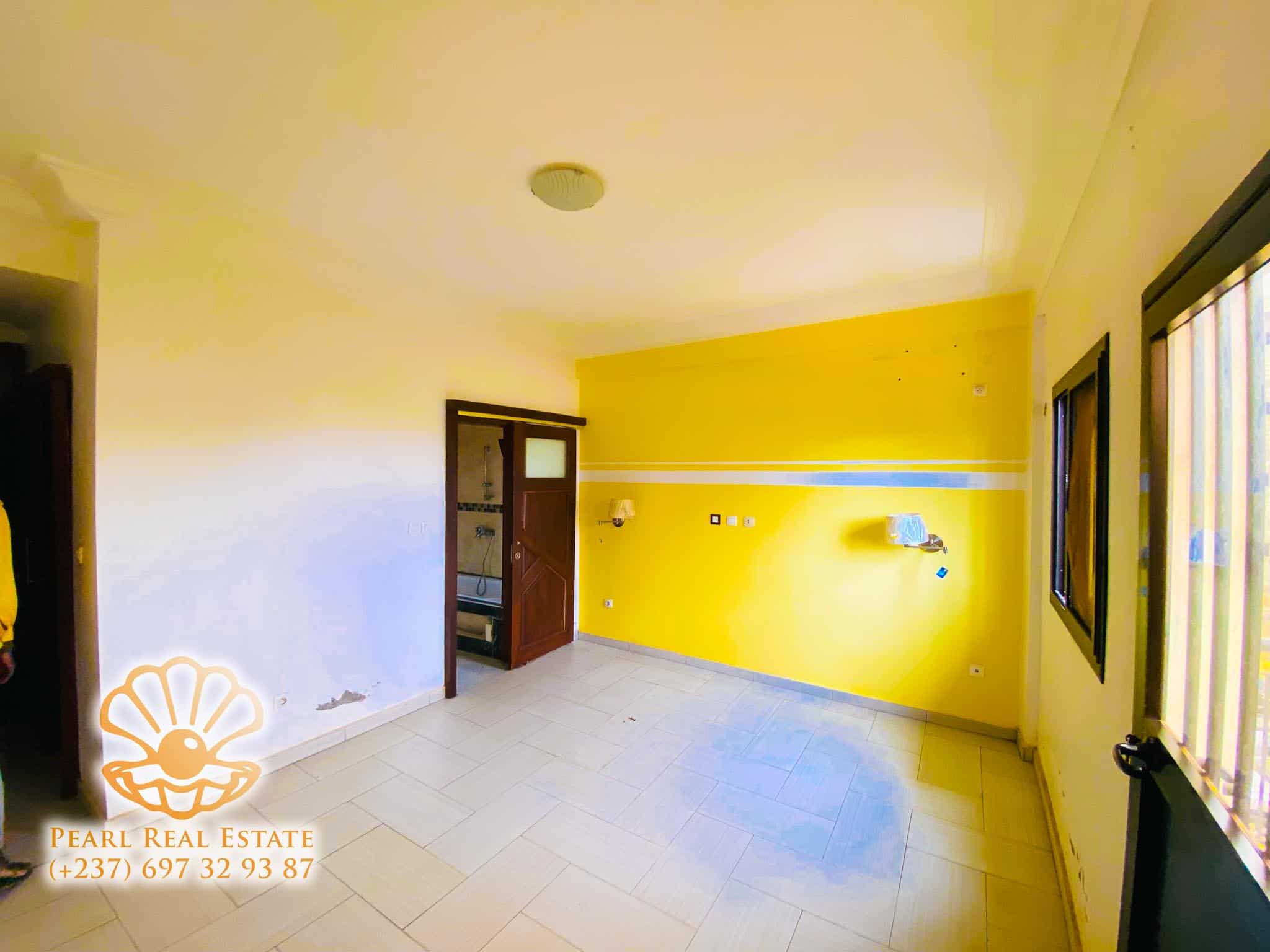 Appartement à louer - Yaoundé, Mfandena, Nouvelle route Omnisports - 1 salon(s), 3 chambre(s), 2 salle(s) de bains - 500 000 FCFA / mois
