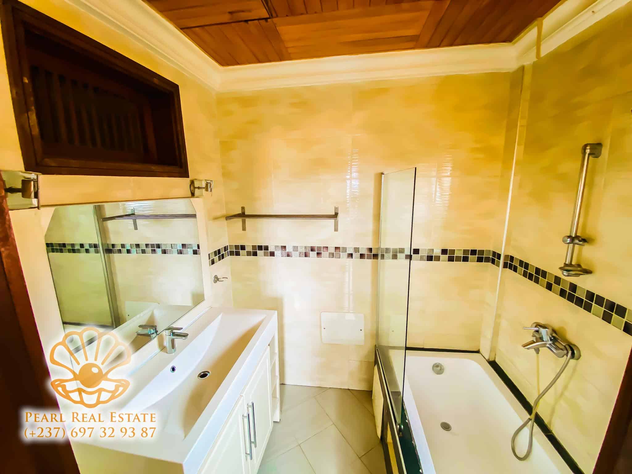Appartement à louer - Yaoundé, Mfandena, Nouvelle route Omnisports - 1 salon(s), 3 chambre(s), 2 salle(s) de bains - 500 000 FCFA / mois