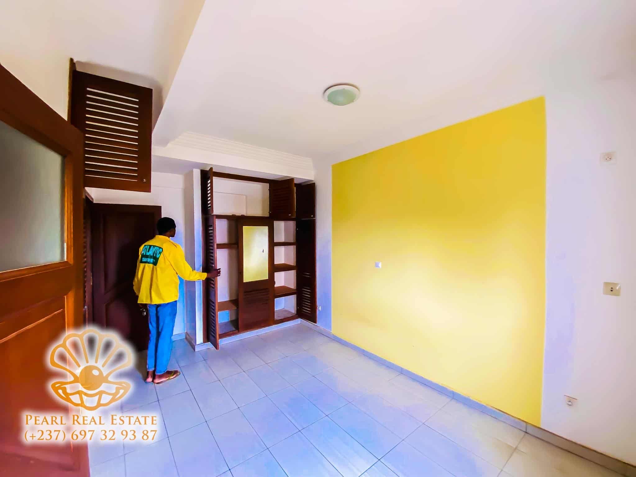 Appartement à louer - Yaoundé, Mfandena, Nouvelle route Omnisports - 1 salon(s), 3 chambre(s), 2 salle(s) de bains - 500 000 FCFA / mois