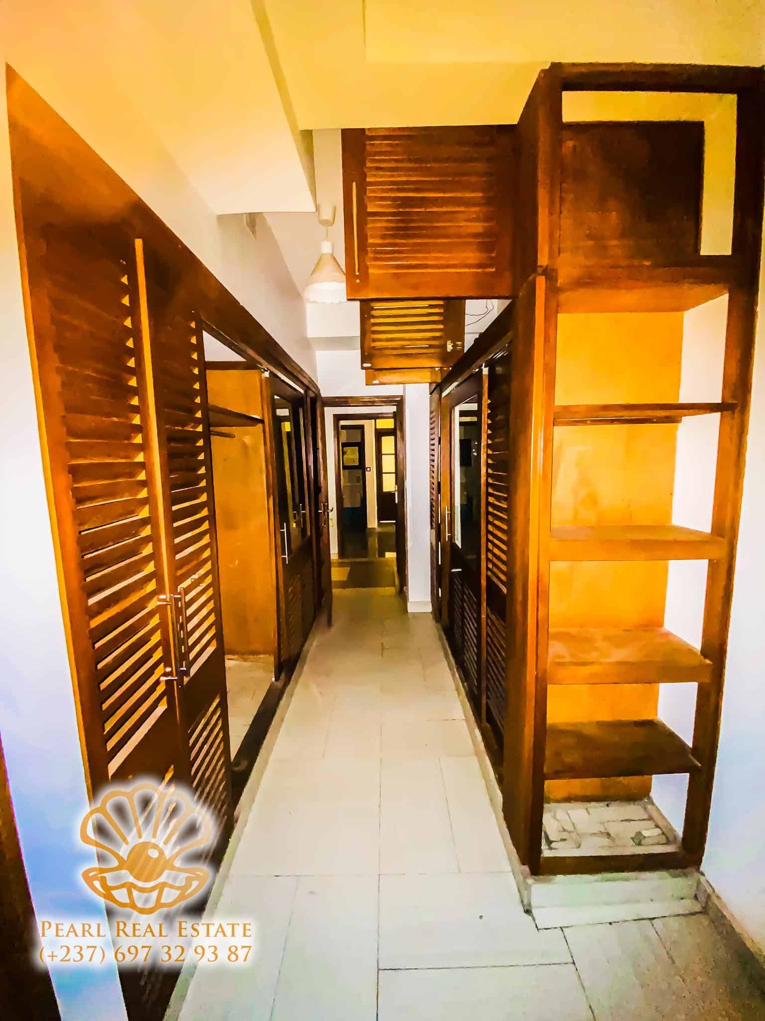 Appartement à louer - Yaoundé, Mfandena, Nouvelle route Omnisports - 1 salon(s), 3 chambre(s), 2 salle(s) de bains - 500 000 FCFA / mois