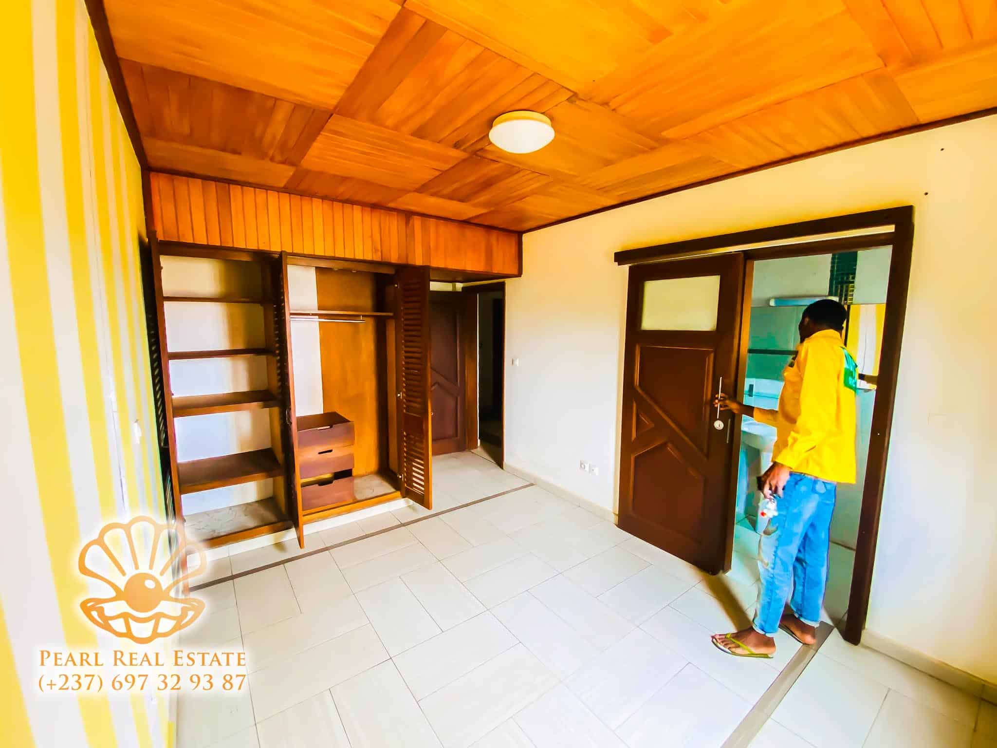 Appartement à louer - Yaoundé, Mfandena, Nouvelle route Omnisports - 1 salon(s), 3 chambre(s), 2 salle(s) de bains - 500 000 FCFA / mois
