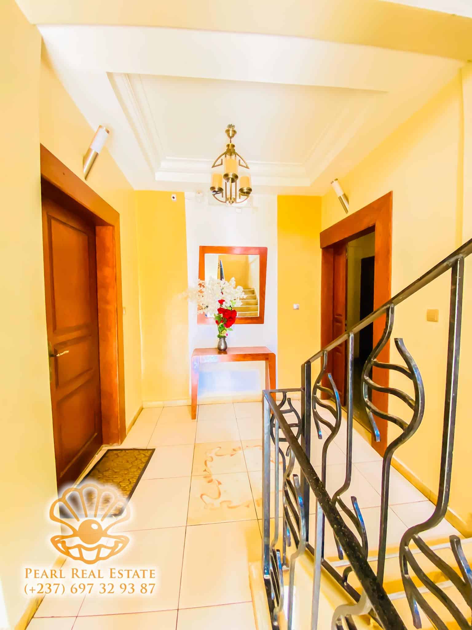 Apartment to rent - Yaoundé, Mfandena, Nouvelle route Omnisports - 1 living room(s), 3 bedroom(s), 2 bathroom(s) - 500 000 FCFA / month