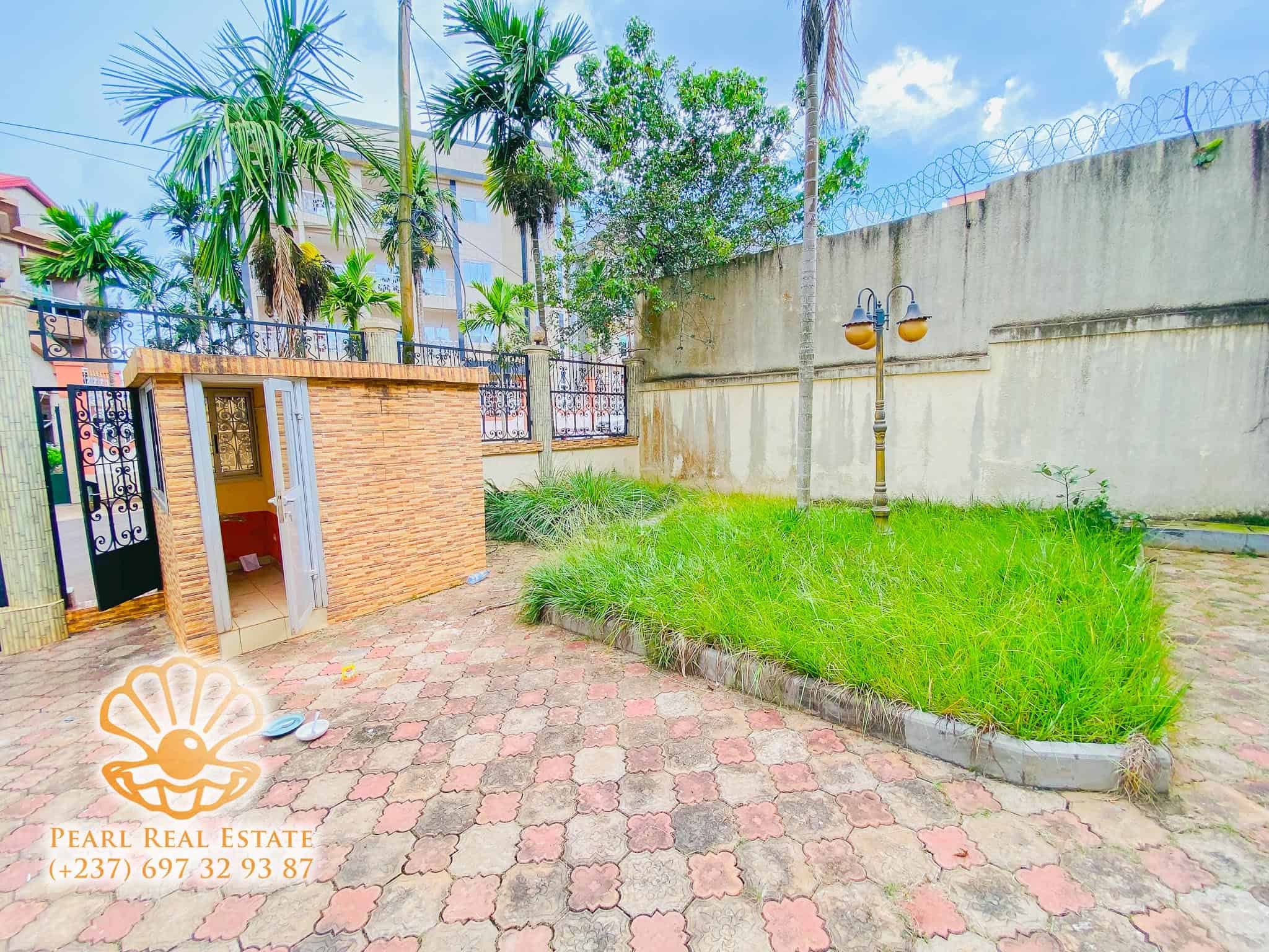 Maison (Villa) à louer - Yaoundé, Bastos, Golf - 1 salon(s), 4 chambre(s), 3 salle(s) de bains - 3 000 000 FCFA / mois