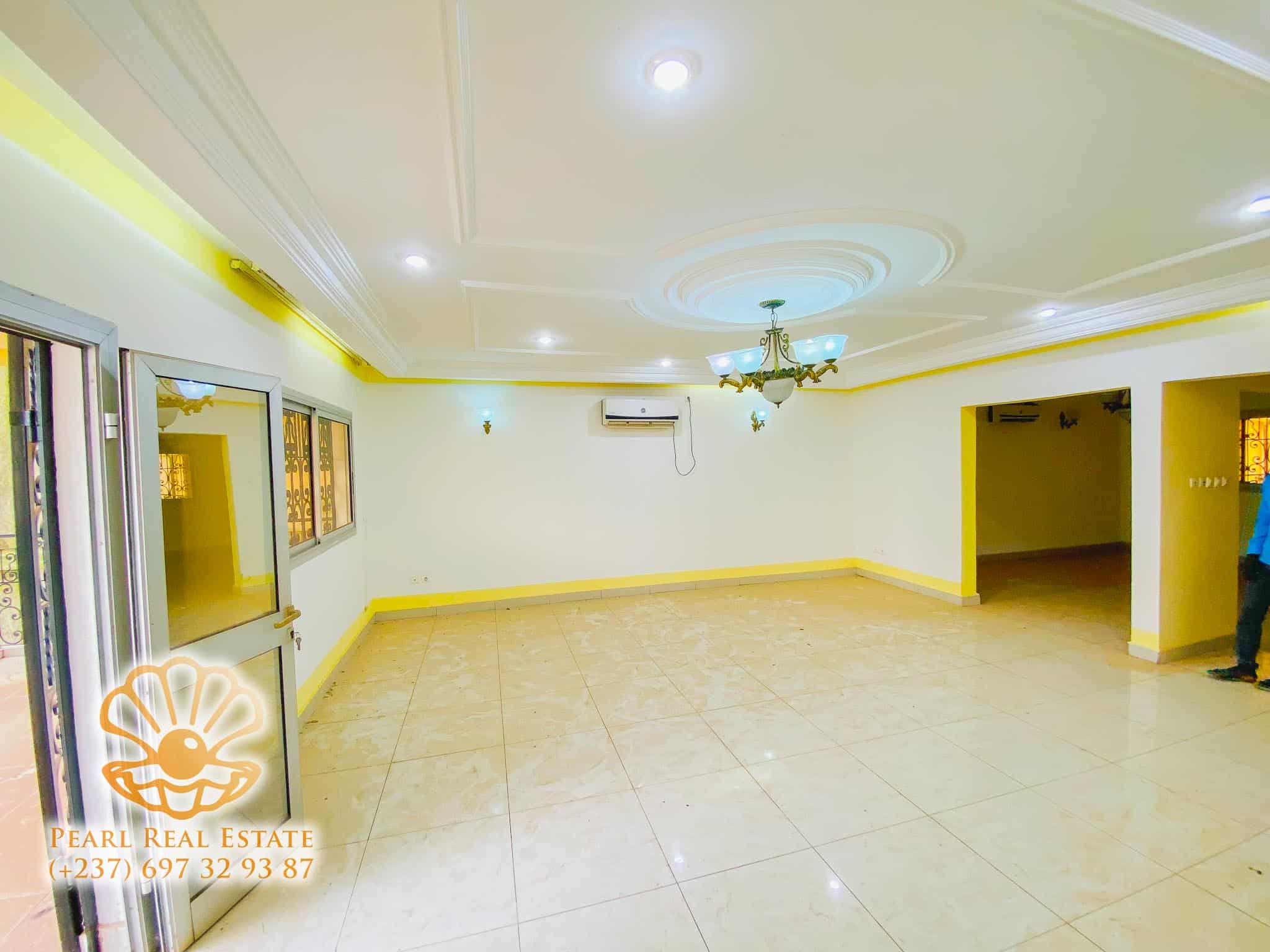 Maison (Villa) à louer - Yaoundé, Bastos, Golf - 1 salon(s), 4 chambre(s), 3 salle(s) de bains - 3 000 000 FCFA / mois