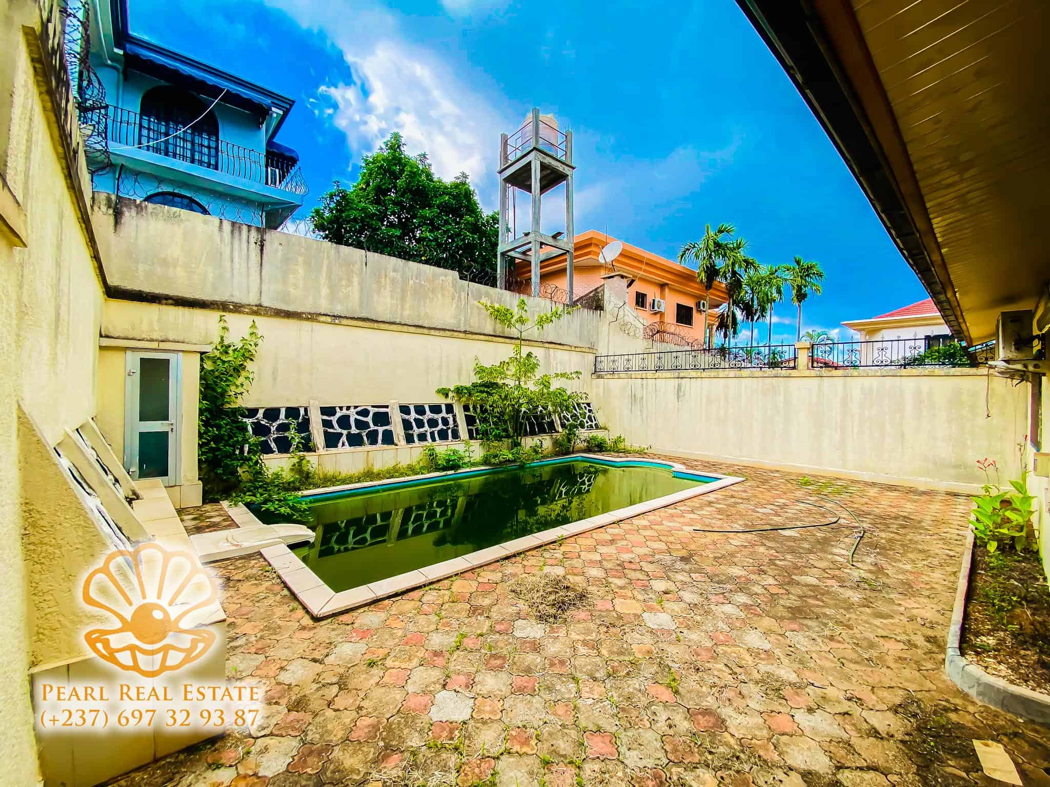 Maison (Villa) à louer - Yaoundé, Bastos, Golf - 1 salon(s), 4 chambre(s), 3 salle(s) de bains - 3 000 000 FCFA / mois