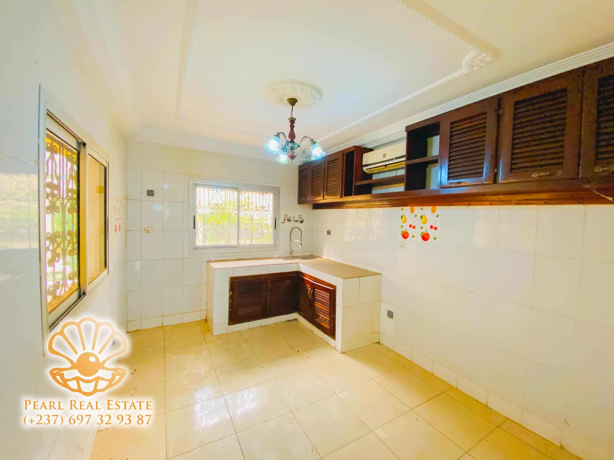 Maison (Villa) à louer - Yaoundé, Bastos, Golf - 1 salon(s), 4 chambre(s), 3 salle(s) de bains - 3 000 000 FCFA / mois