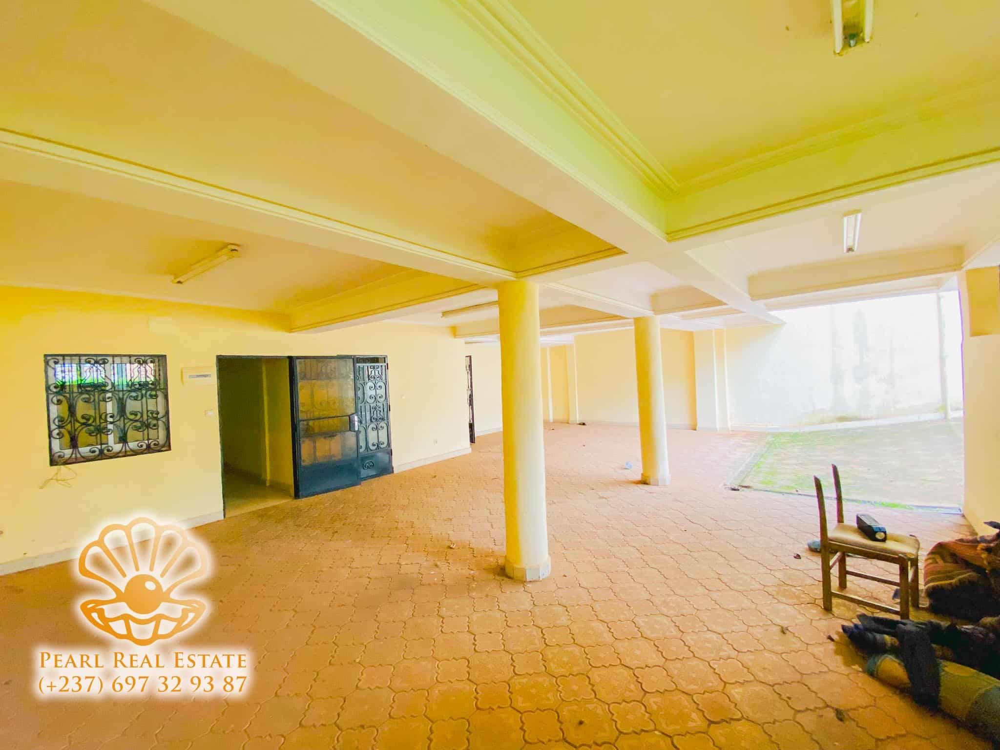 Maison (Villa) à louer - Yaoundé, Bastos, Golf - 1 salon(s), 4 chambre(s), 3 salle(s) de bains - 3 000 000 FCFA / mois