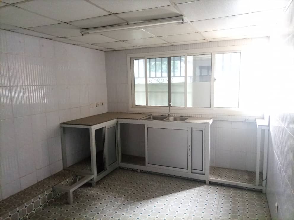 Apartment to rent - Douala, Bonapriso, Bonapriso - 1 living room(s), 2 bedroom(s), 1 bathroom(s) - 550 000 FCFA / month