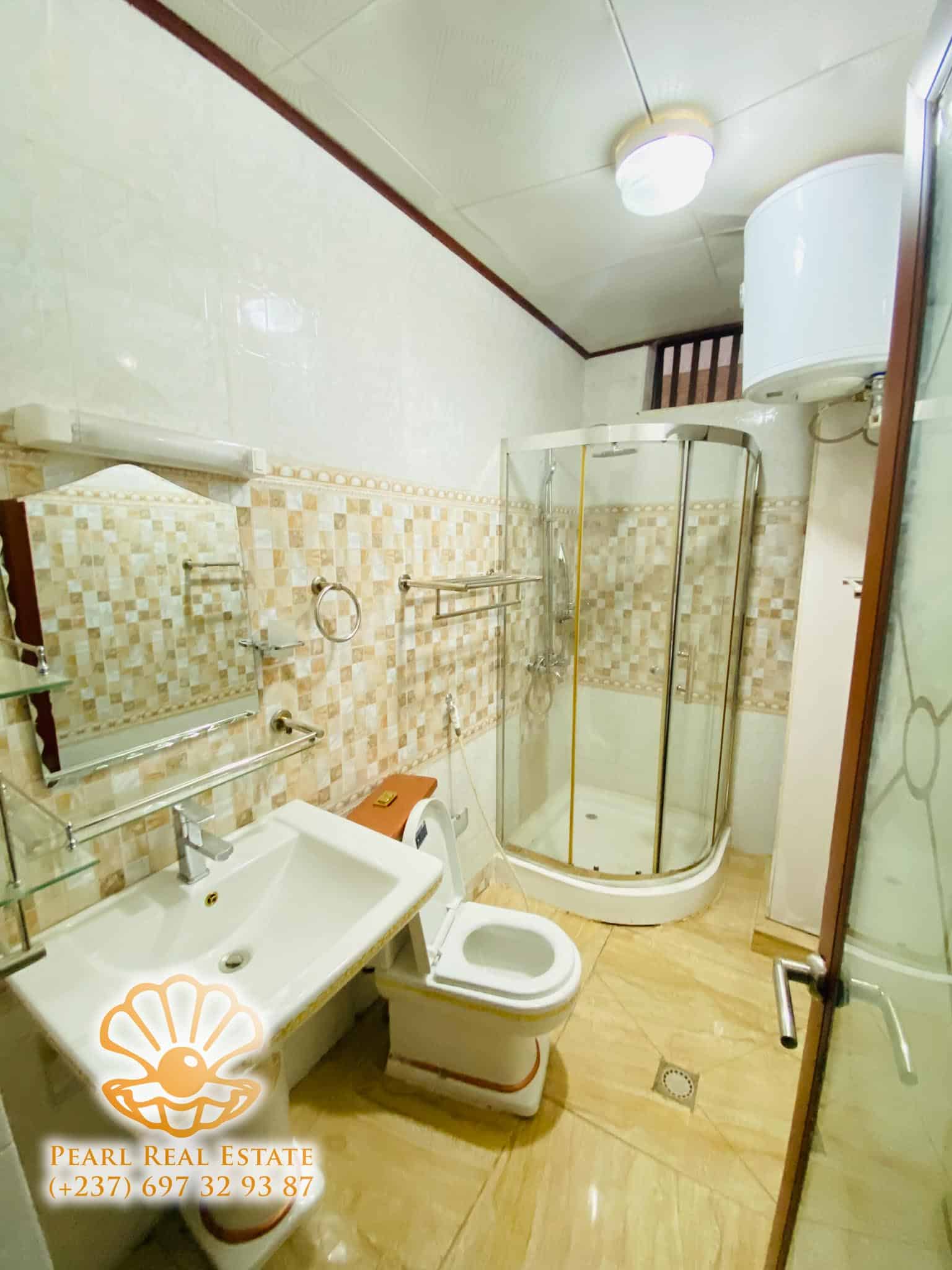 Apartment to rent - Yaoundé, Bastos, Golf - 1 living room(s), 3 bedroom(s), 2 bathroom(s) - 1 500 000 FCFA / month