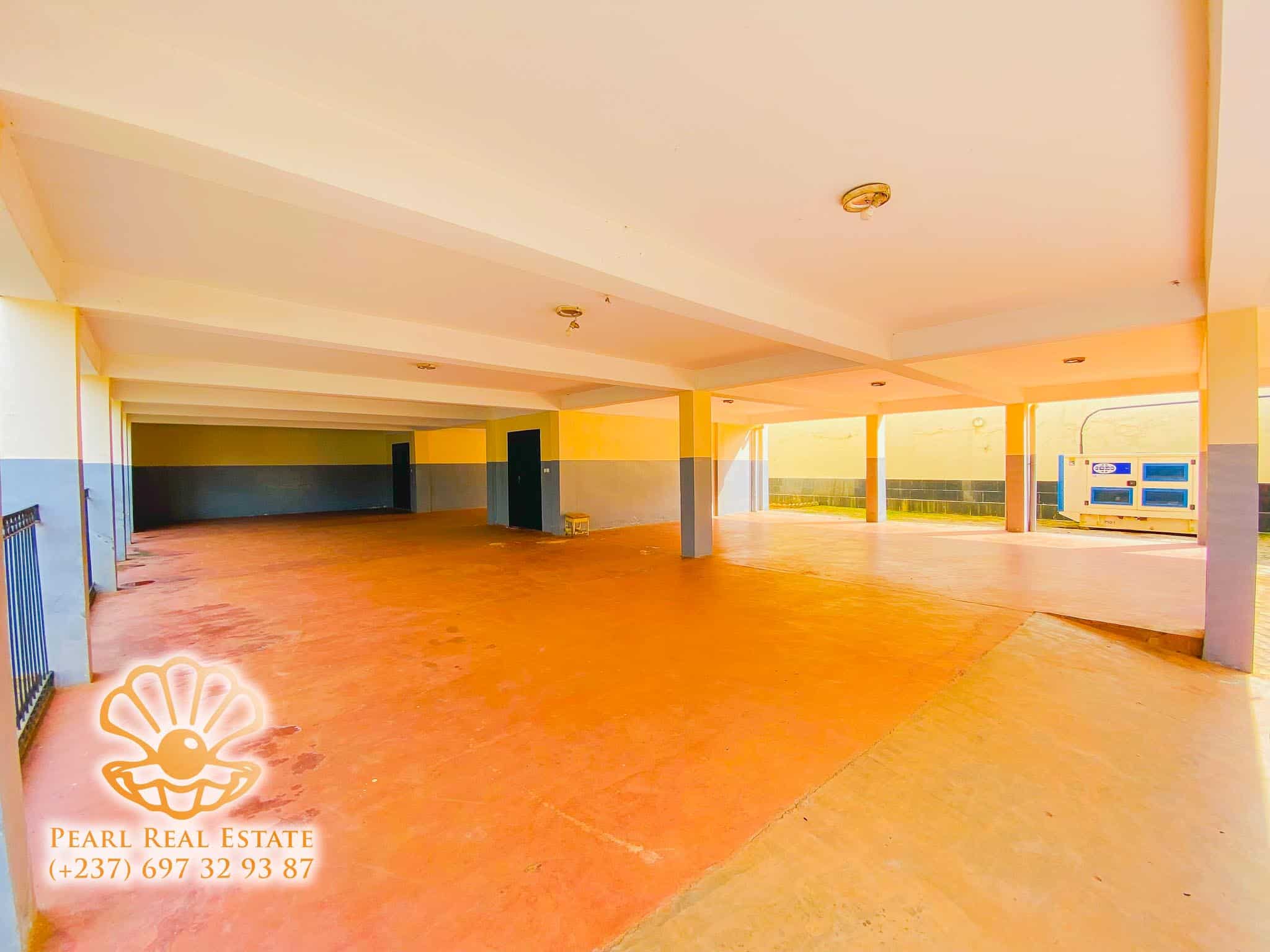 Apartment to rent - Yaoundé, Bastos, Golf - 1 living room(s), 3 bedroom(s), 2 bathroom(s) - 1 000 000 FCFA / month