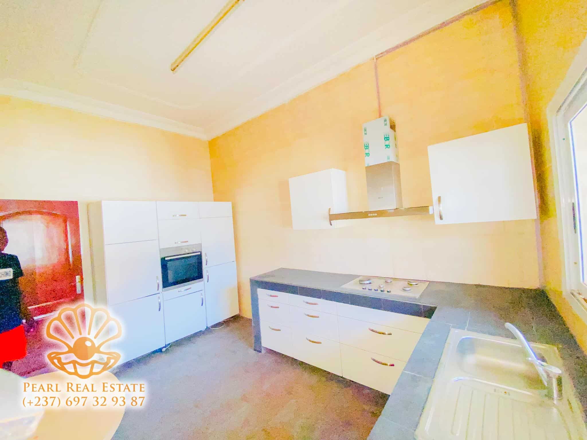 Appartement à louer - Yaoundé, Bastos, Golf - 1 salon(s), 3 chambre(s), 2 salle(s) de bains - 1 000 000 FCFA / mois