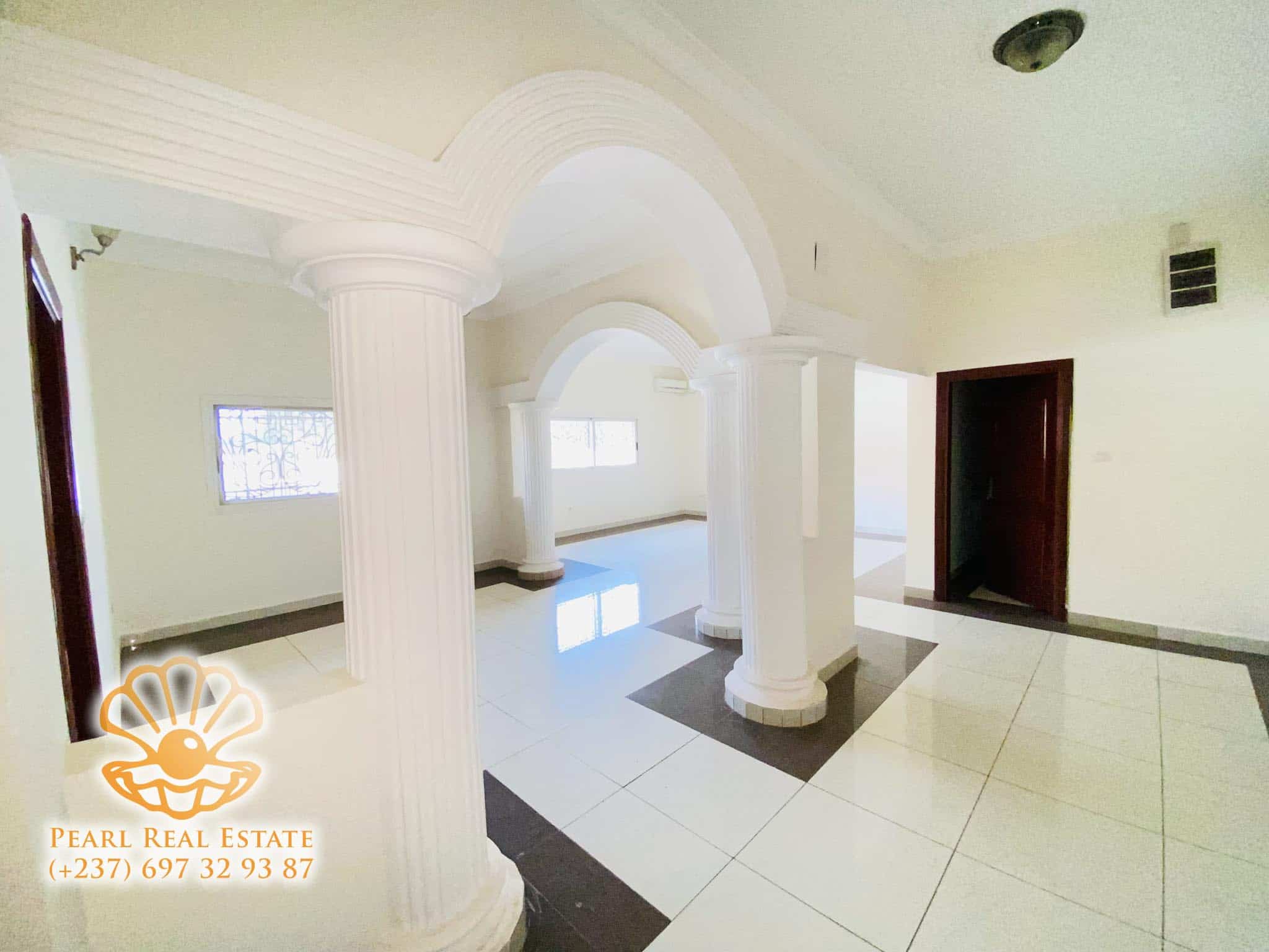 Appartement à louer - Yaoundé, Bastos, Golf - 1 salon(s), 3 chambre(s), 2 salle(s) de bains - 1 000 000 FCFA / mois