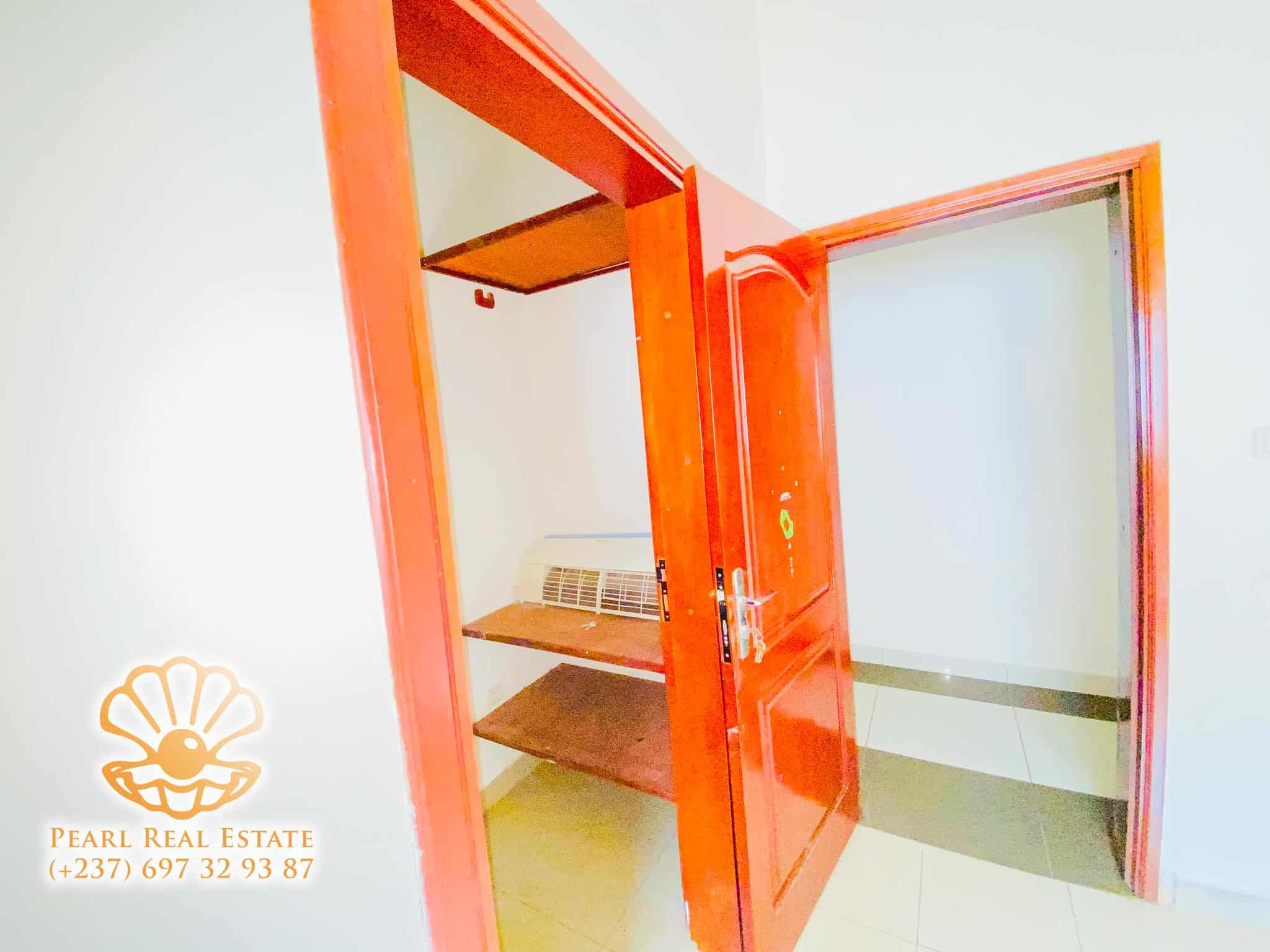 Appartement à louer - Yaoundé, Bastos, Golf - 1 salon(s), 3 chambre(s), 2 salle(s) de bains - 1 000 000 FCFA / mois