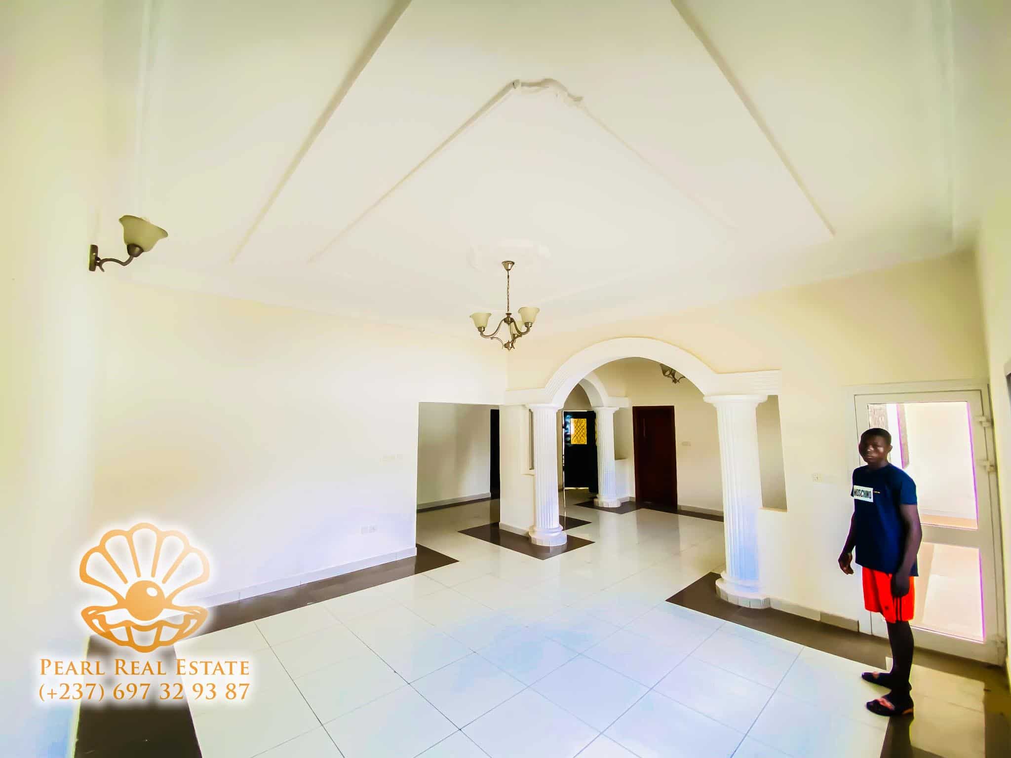 Appartement à louer - Yaoundé, Bastos, Golf - 1 salon(s), 3 chambre(s), 2 salle(s) de bains - 1 000 000 FCFA / mois