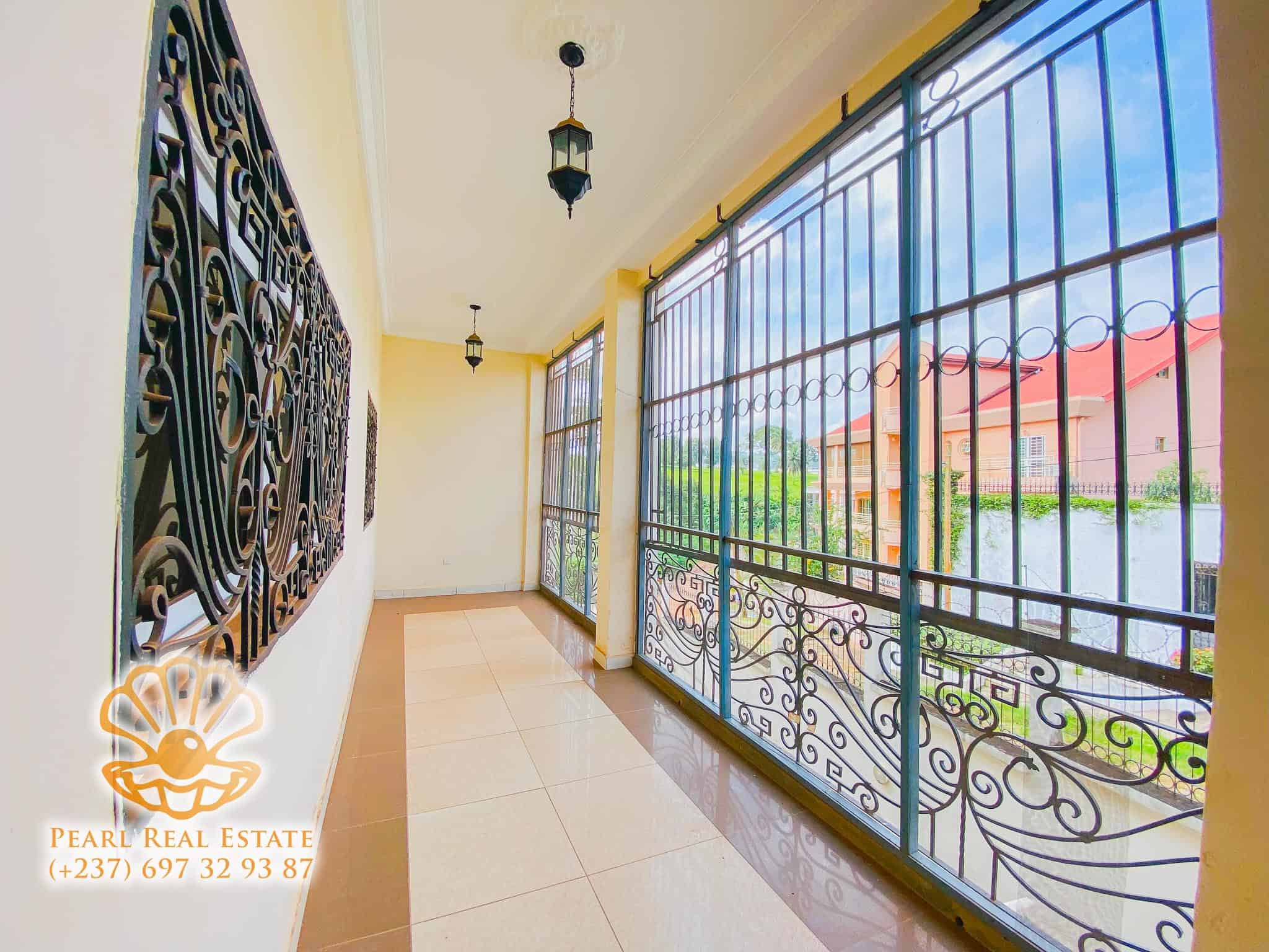 Appartement à louer - Yaoundé, Bastos, Golf - 1 salon(s), 3 chambre(s), 2 salle(s) de bains - 1 000 000 FCFA / mois