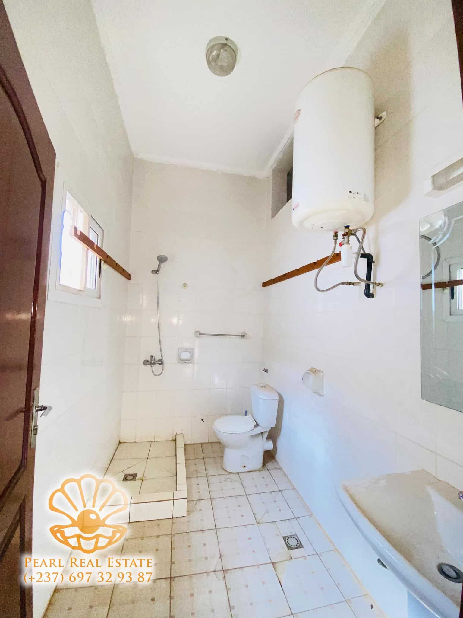 Appartement à louer - Yaoundé, Bastos, Golf - 1 salon(s), 3 chambre(s), 2 salle(s) de bains - 1 000 000 FCFA / mois
