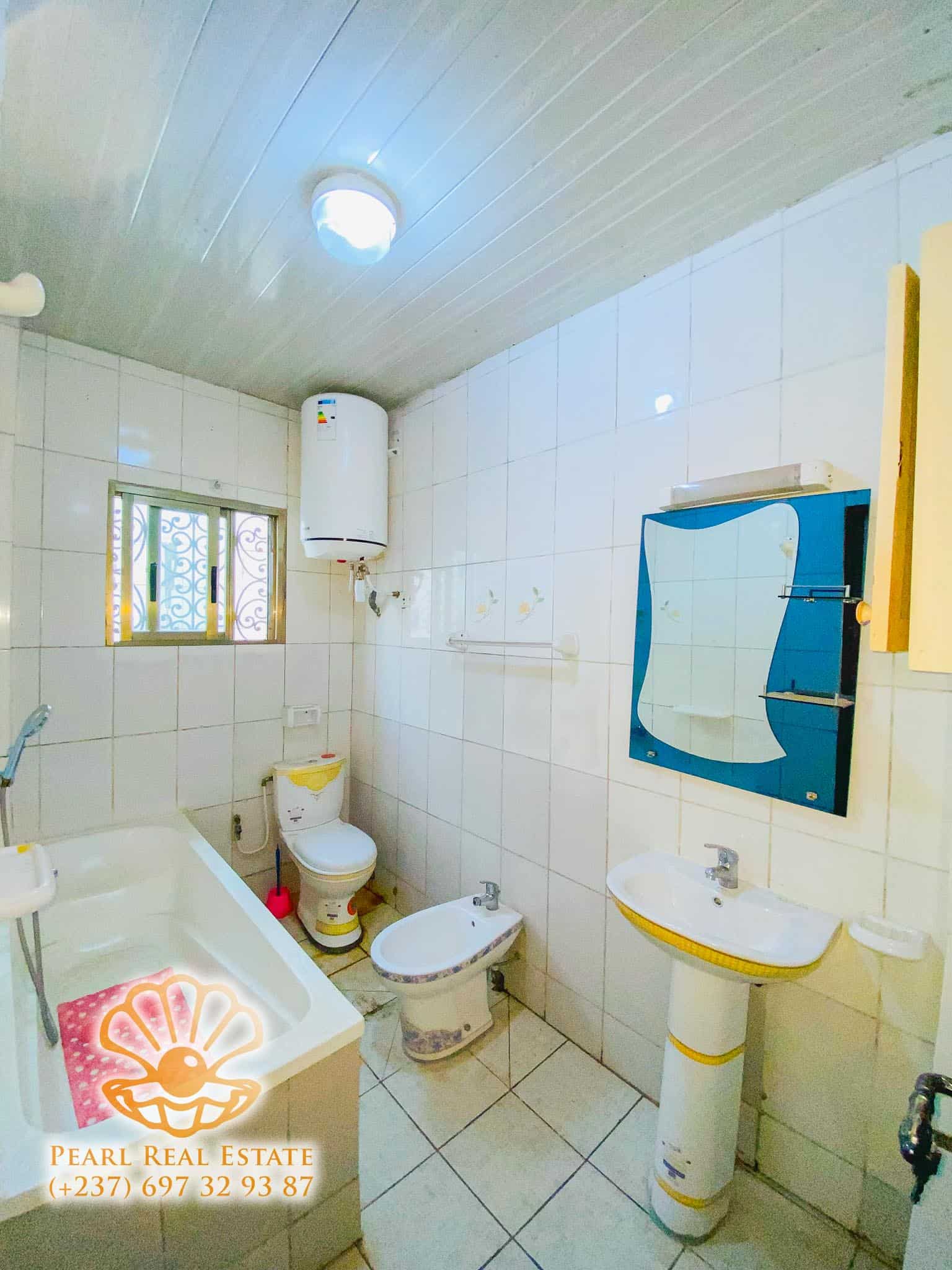 Apartment to rent - Yaoundé, Bastos, Golf - 1 living room(s), 2 bedroom(s), 1 bathroom(s) - 500 000 FCFA / month