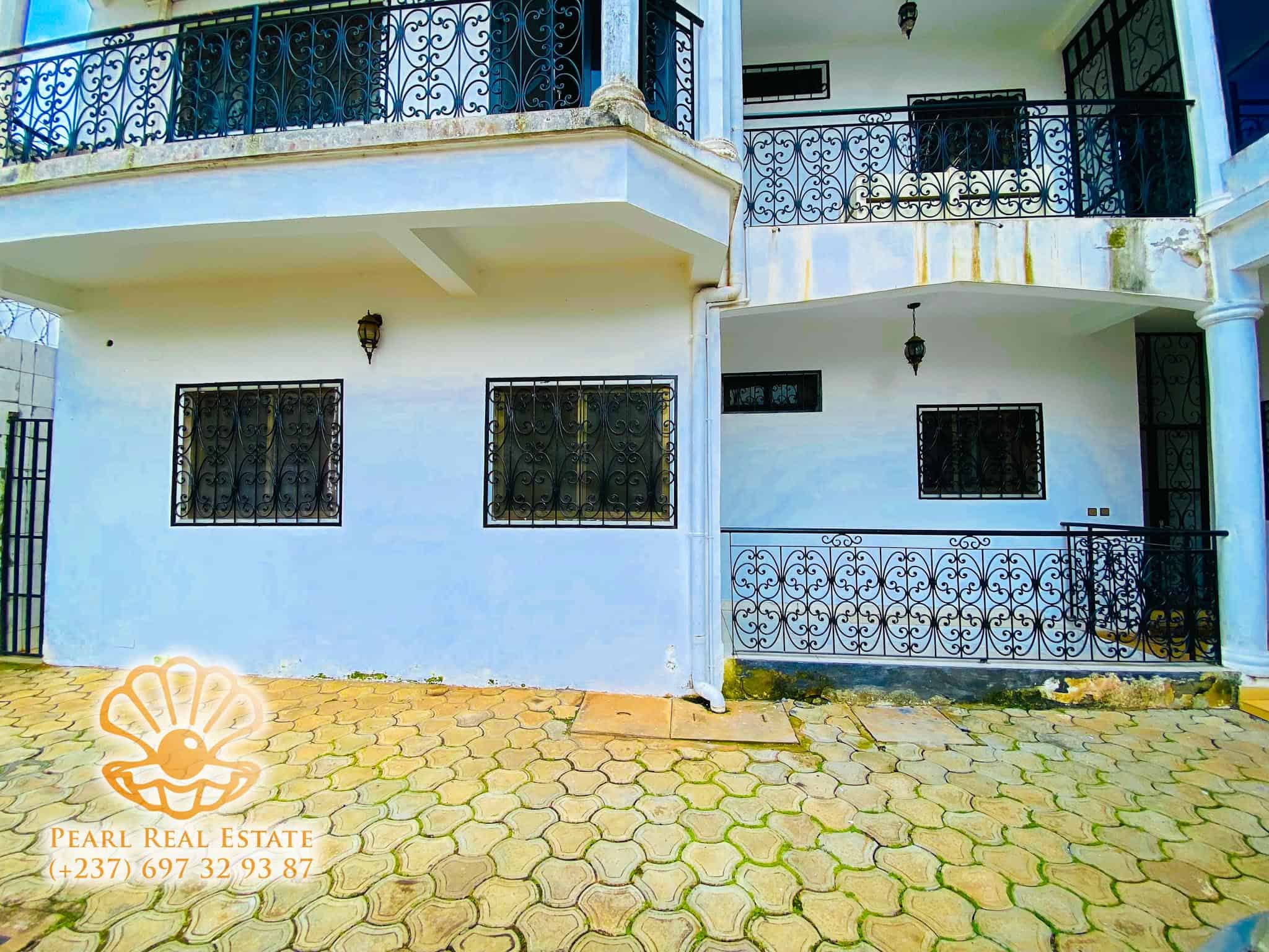 Apartment to rent - Yaoundé, Bastos, Golf - 1 living room(s), 2 bedroom(s), 1 bathroom(s) - 500 000 FCFA / month