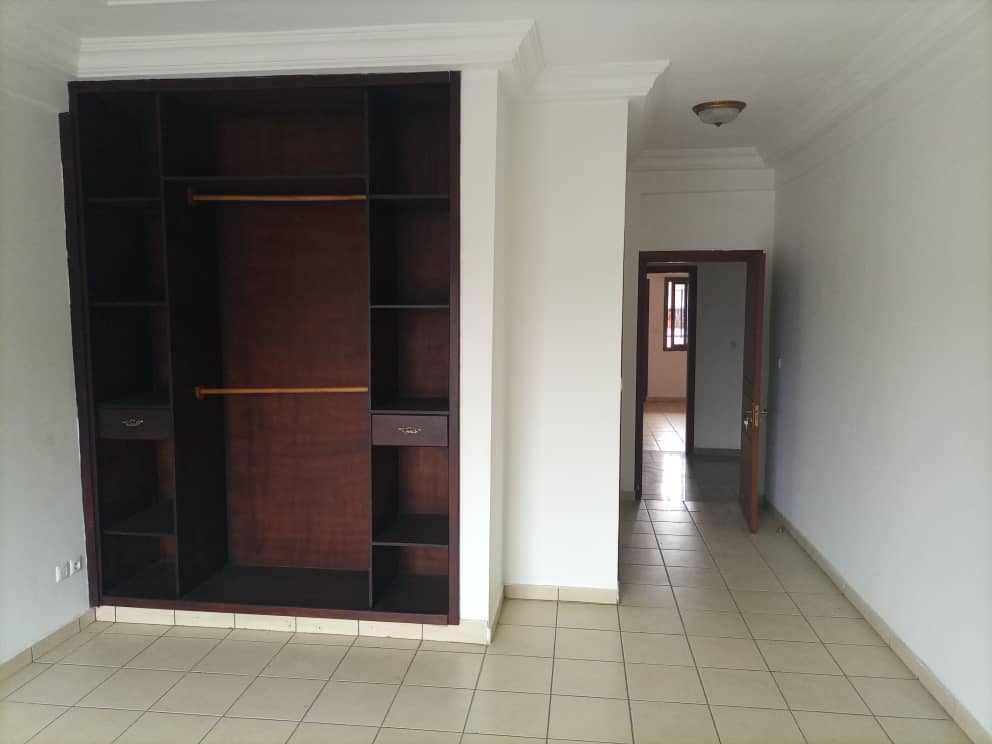 Apartment to rent - Douala, Bonapriso, Bonapriso - 1 living room(s), 3 bedroom(s), 2 bathroom(s) - 900 000 FCFA / month