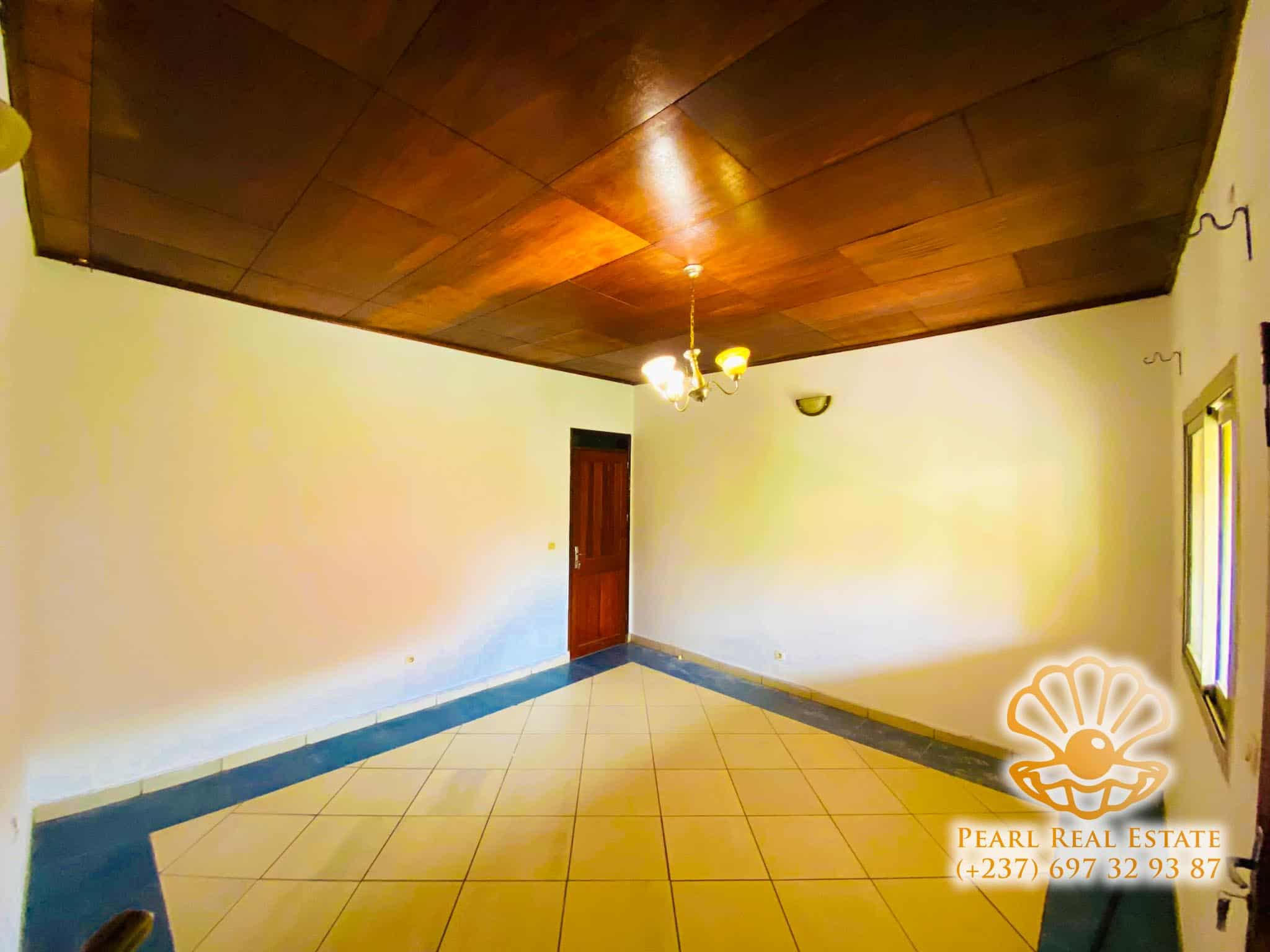 Appartement à louer - Yaoundé, Bastos, Golf - 1 salon(s), 3 chambre(s), 2 salle(s) de bains - 900 000 FCFA / mois