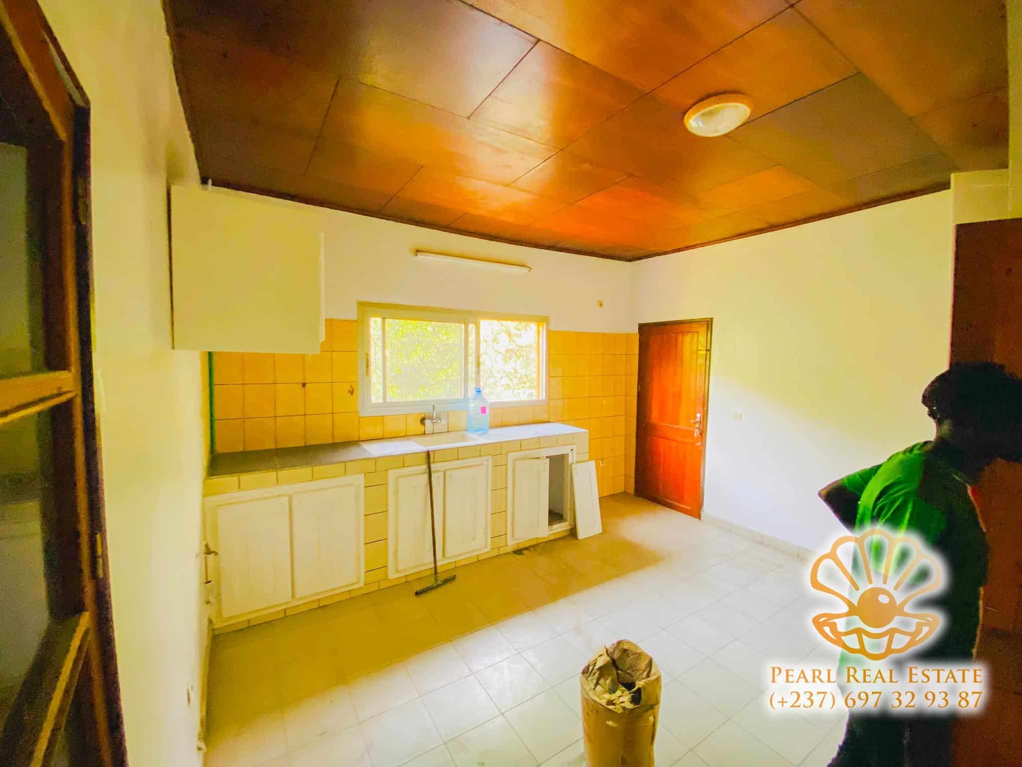 Appartement à louer - Yaoundé, Bastos, Golf - 1 salon(s), 3 chambre(s), 2 salle(s) de bains - 900 000 FCFA / mois