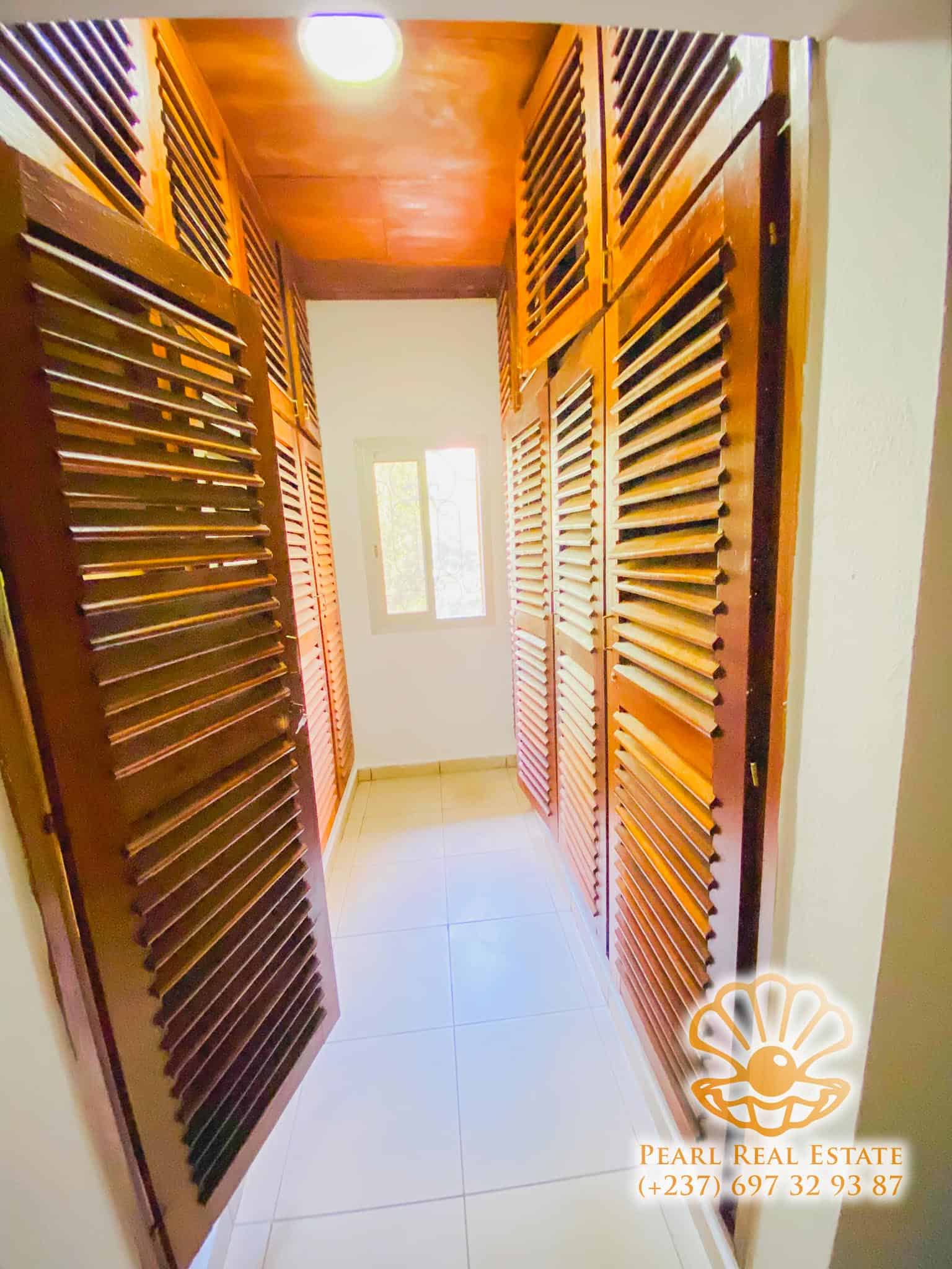 Appartement à louer - Yaoundé, Bastos, Golf - 1 salon(s), 3 chambre(s), 2 salle(s) de bains - 900 000 FCFA / mois