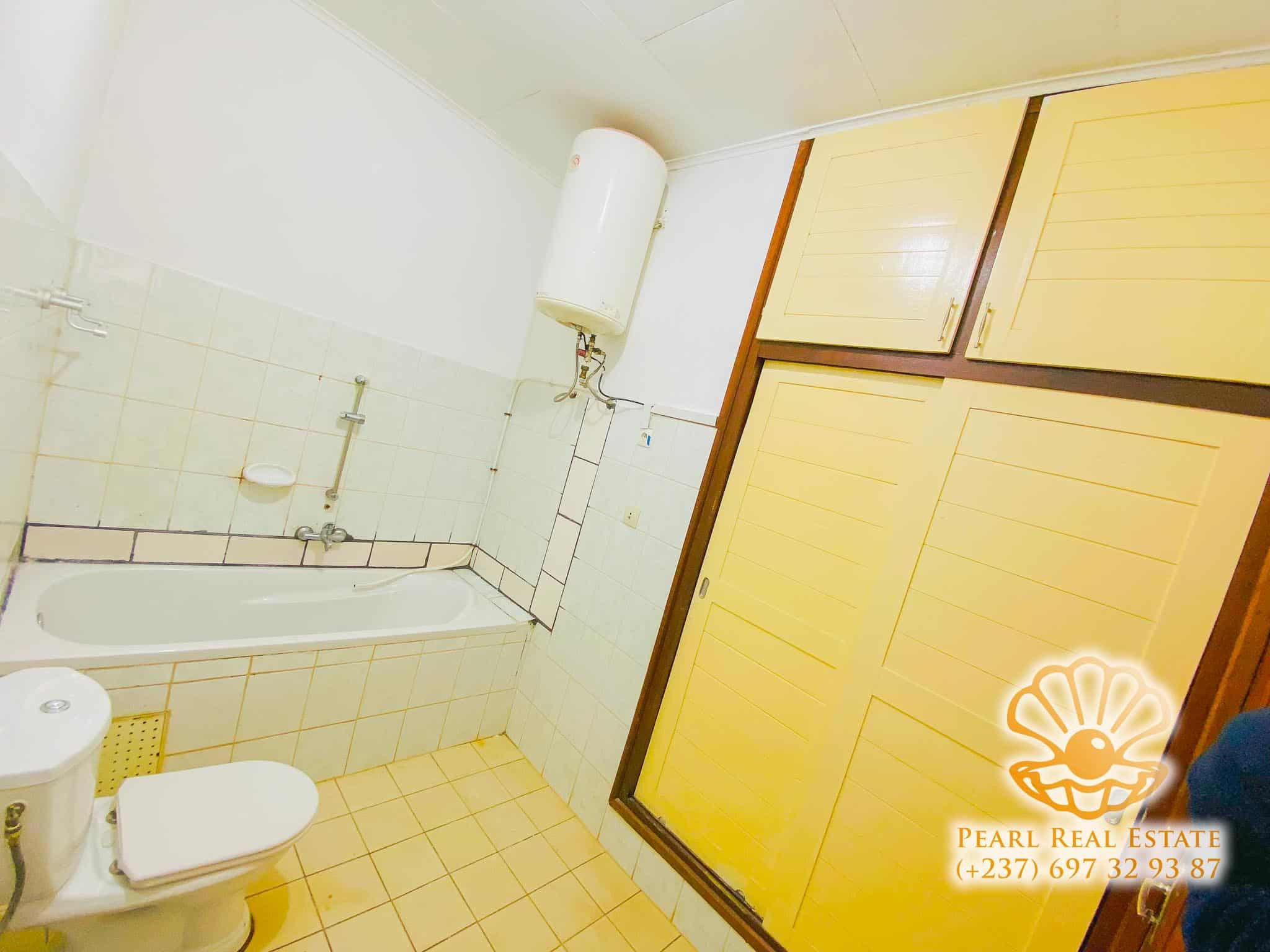 Appartement à louer - Yaoundé, Bastos, Golf - 1 salon(s), 3 chambre(s), 2 salle(s) de bains - 900 000 FCFA / mois