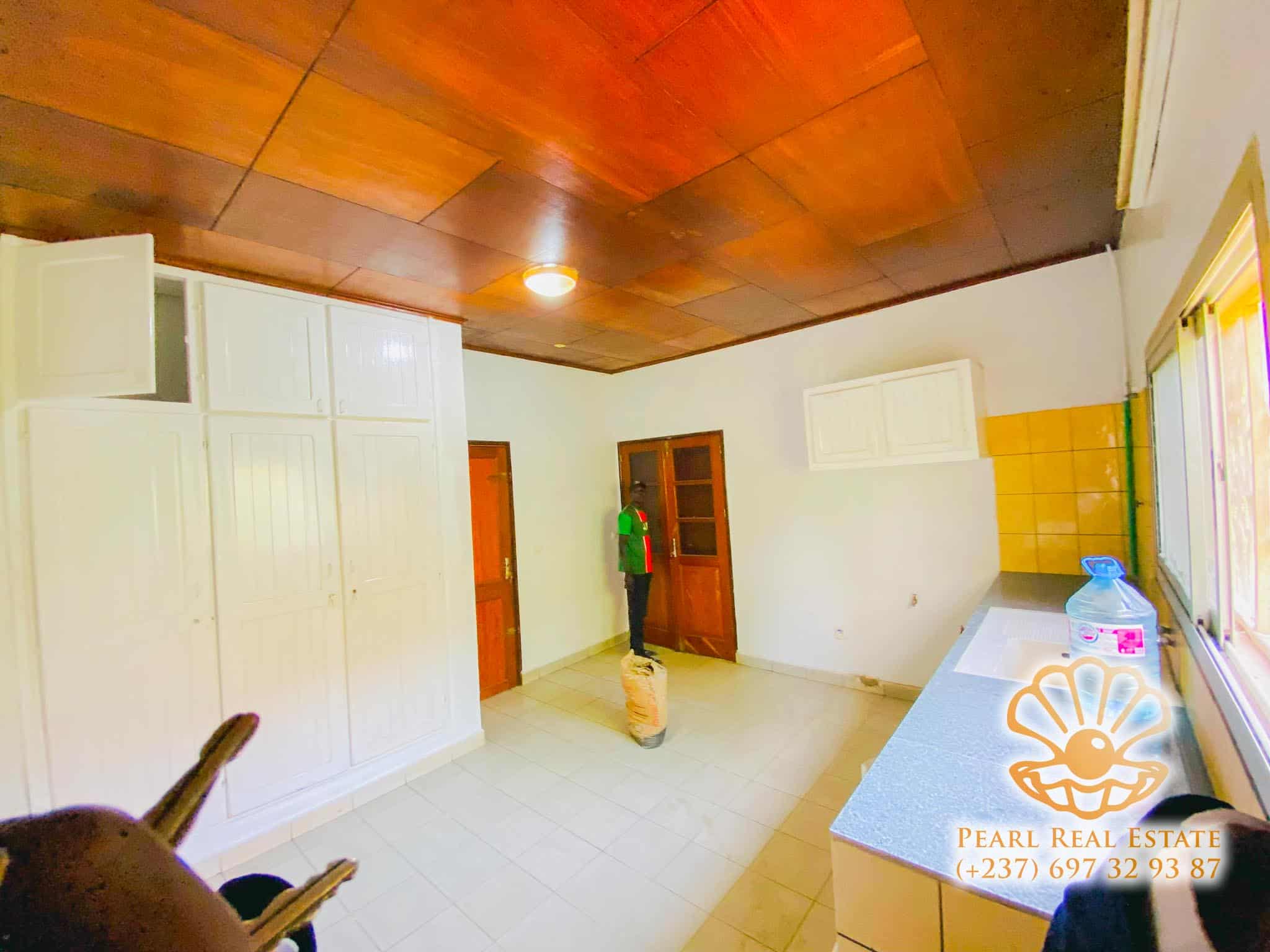 Appartement à louer - Yaoundé, Bastos, Golf - 1 salon(s), 3 chambre(s), 2 salle(s) de bains - 900 000 FCFA / mois
