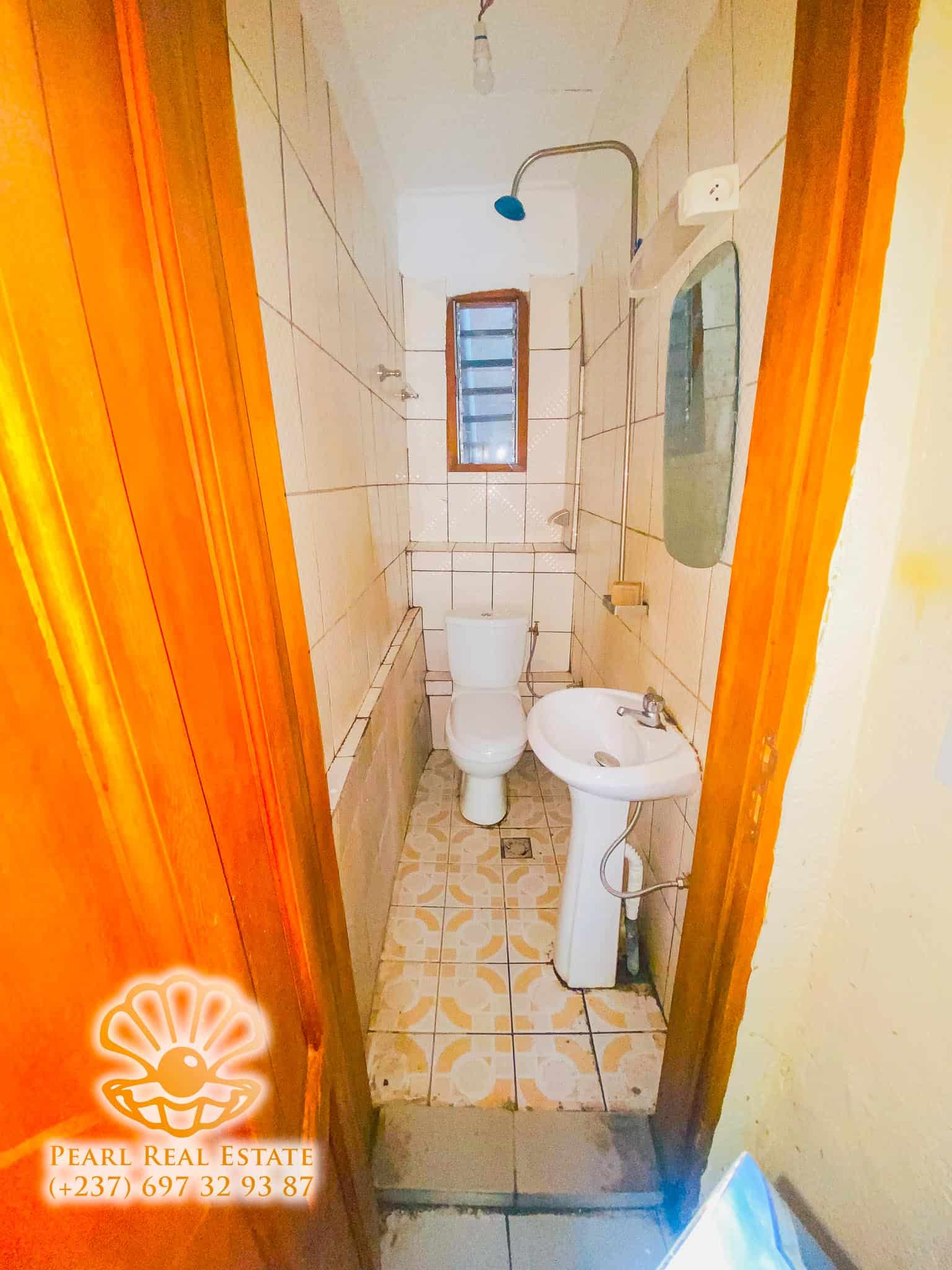 Appartement à louer - Yaoundé, Bastos, Hôtel diplomates - 1 salon(s), 1 chambre(s), 1 salle(s) de bains - 120 000 FCFA / mois