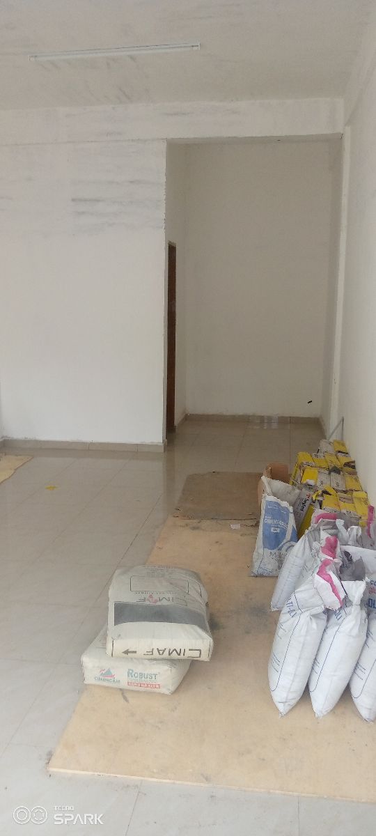 Boutique à louer à Yaoundé, Bastos, Pas loin du carrefour - 40 m2 - 350 000 FCFA