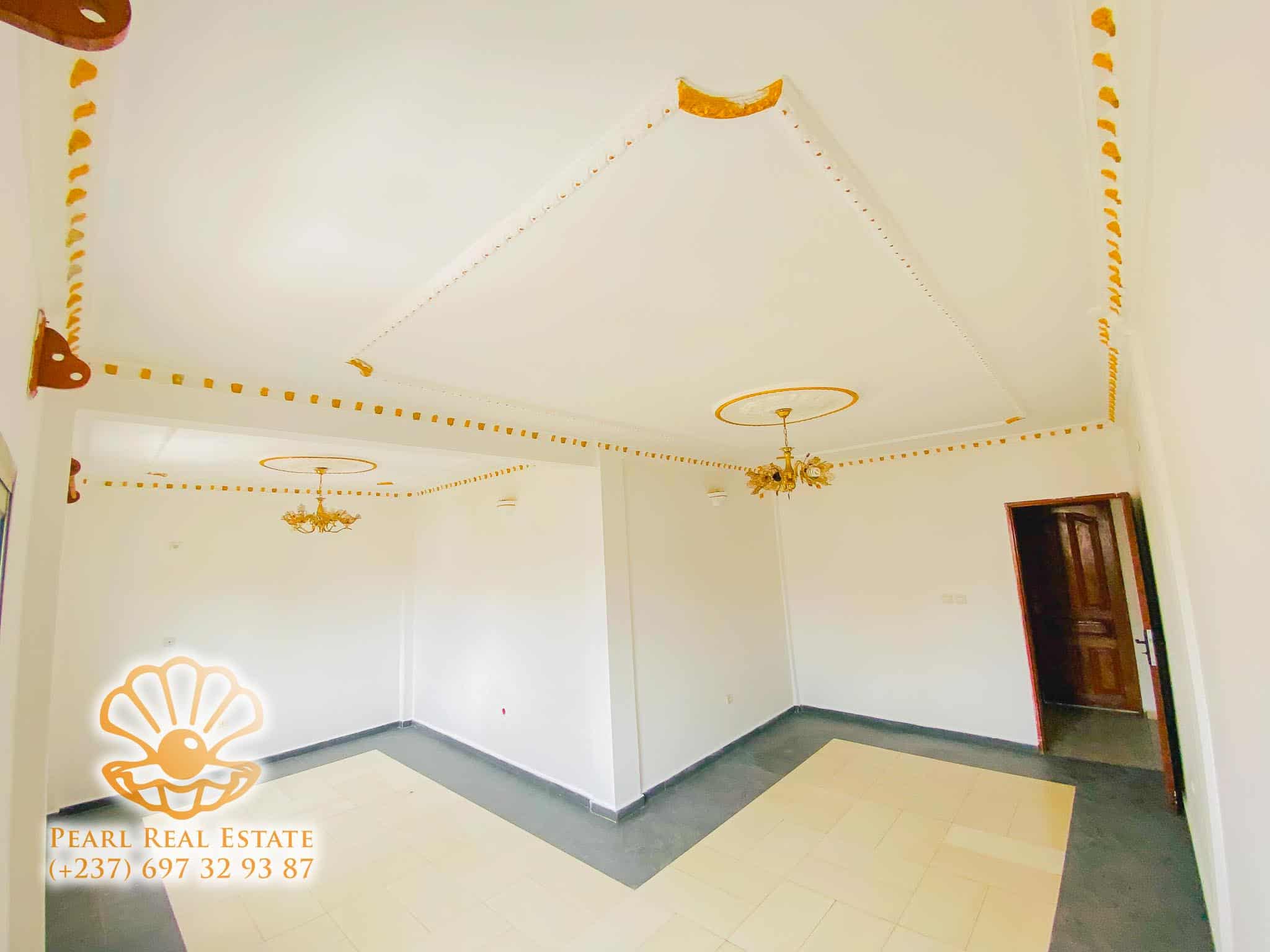 Apartment to rent - Yaoundé, Bastos, Centre éducatif - 1 living room(s), 3 bedroom(s), 2 bathroom(s) - 400 000 FCFA / month
