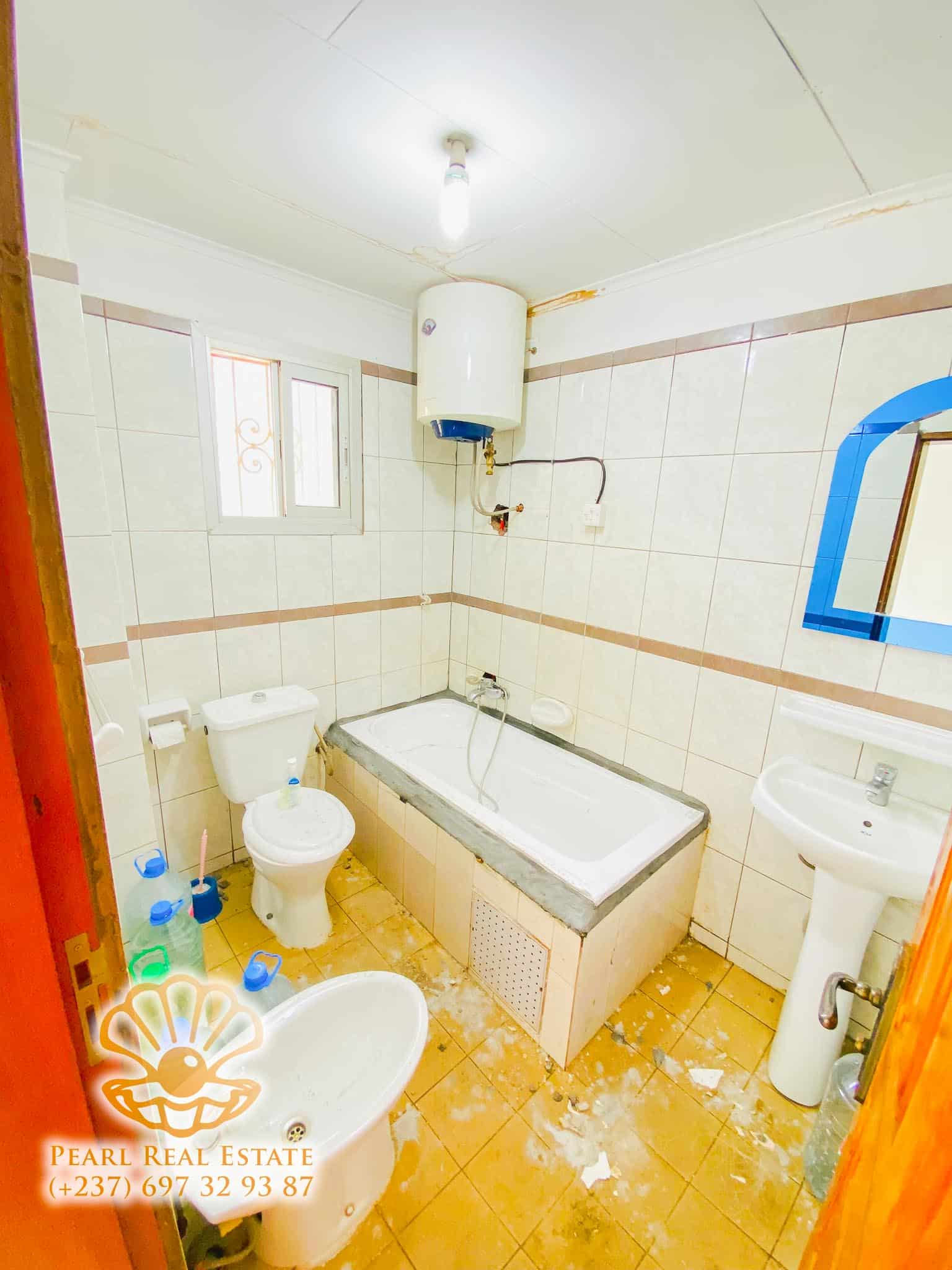 Appartement à louer - Yaoundé, Bastos, Centre éducatif - 1 salon(s), 3 chambre(s), 2 salle(s) de bains - 400 000 FCFA / mois