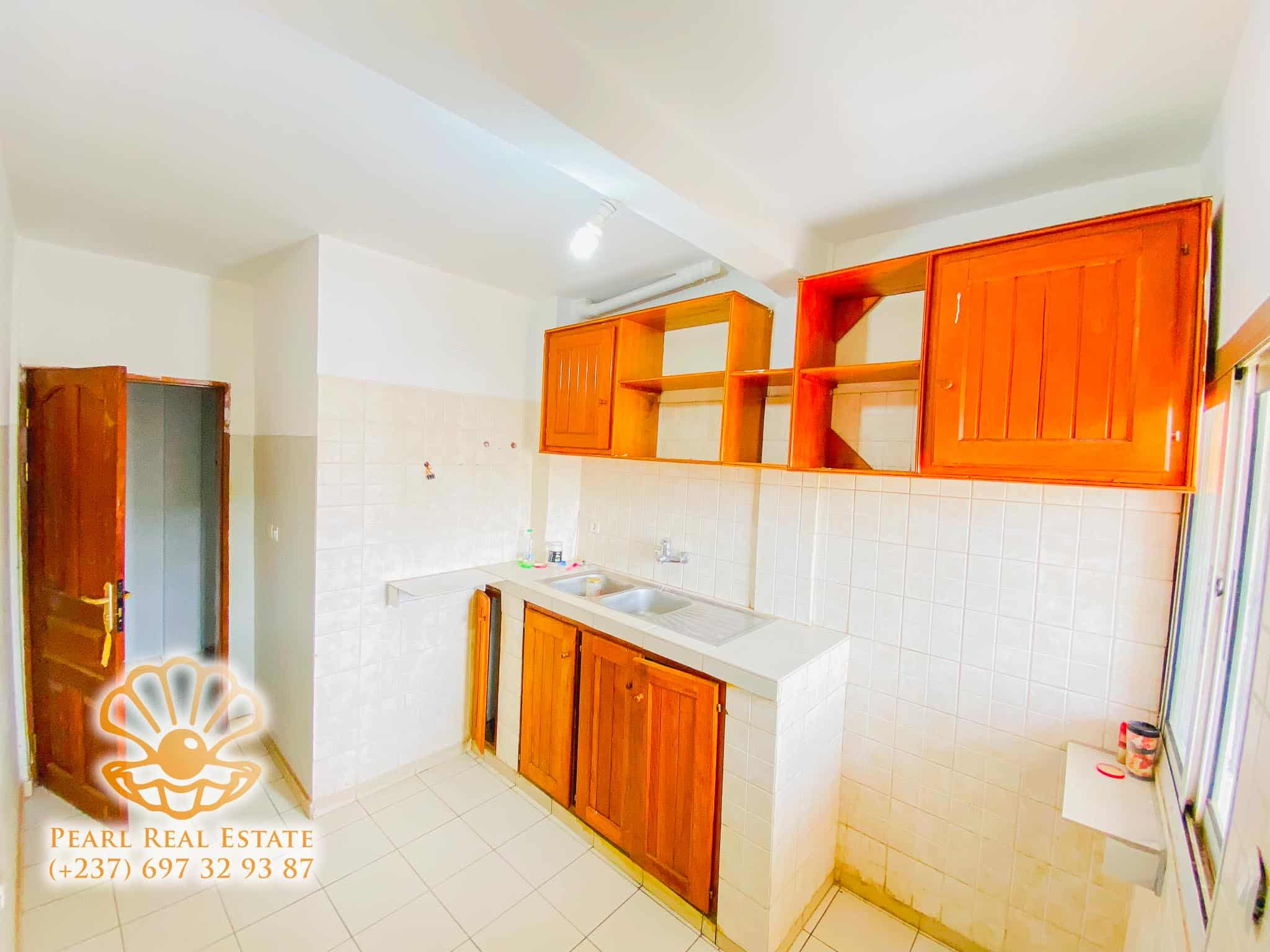 Appartement à louer - Yaoundé, Bastos, Centre éducatif - 1 salon(s), 3 chambre(s), 2 salle(s) de bains - 400 000 FCFA / mois