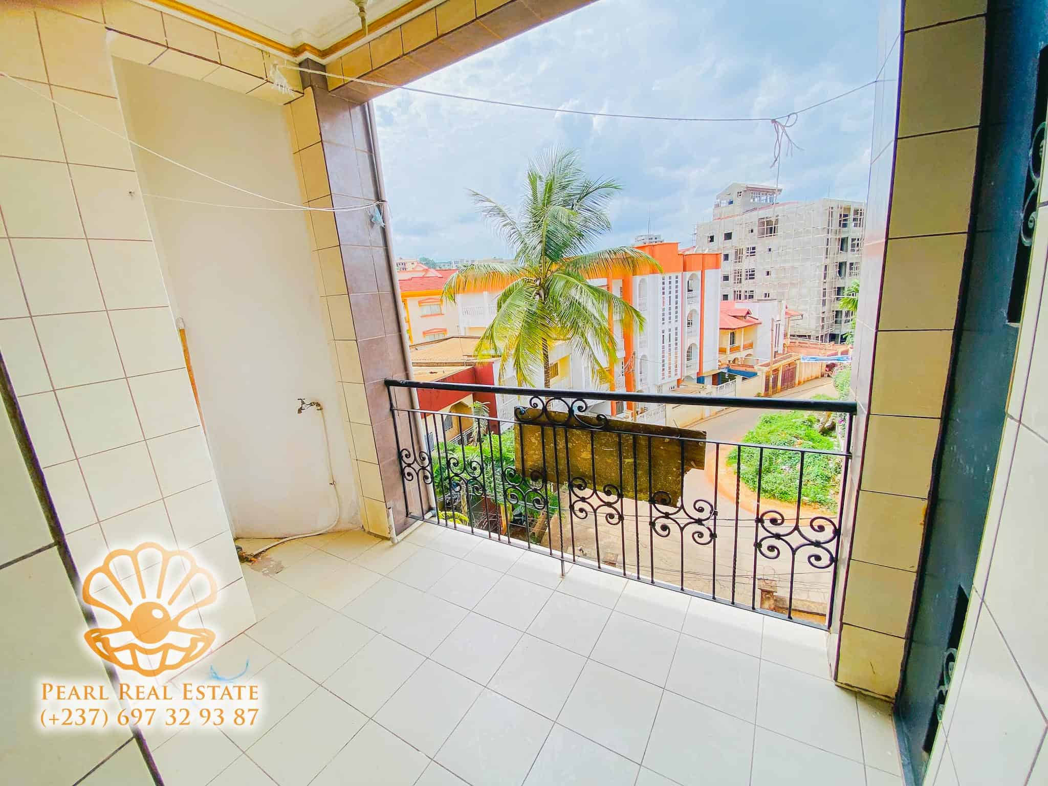 Appartement à louer - Yaoundé, Bastos, Centre éducatif - 1 salon(s), 3 chambre(s), 2 salle(s) de bains - 400 000 FCFA / mois