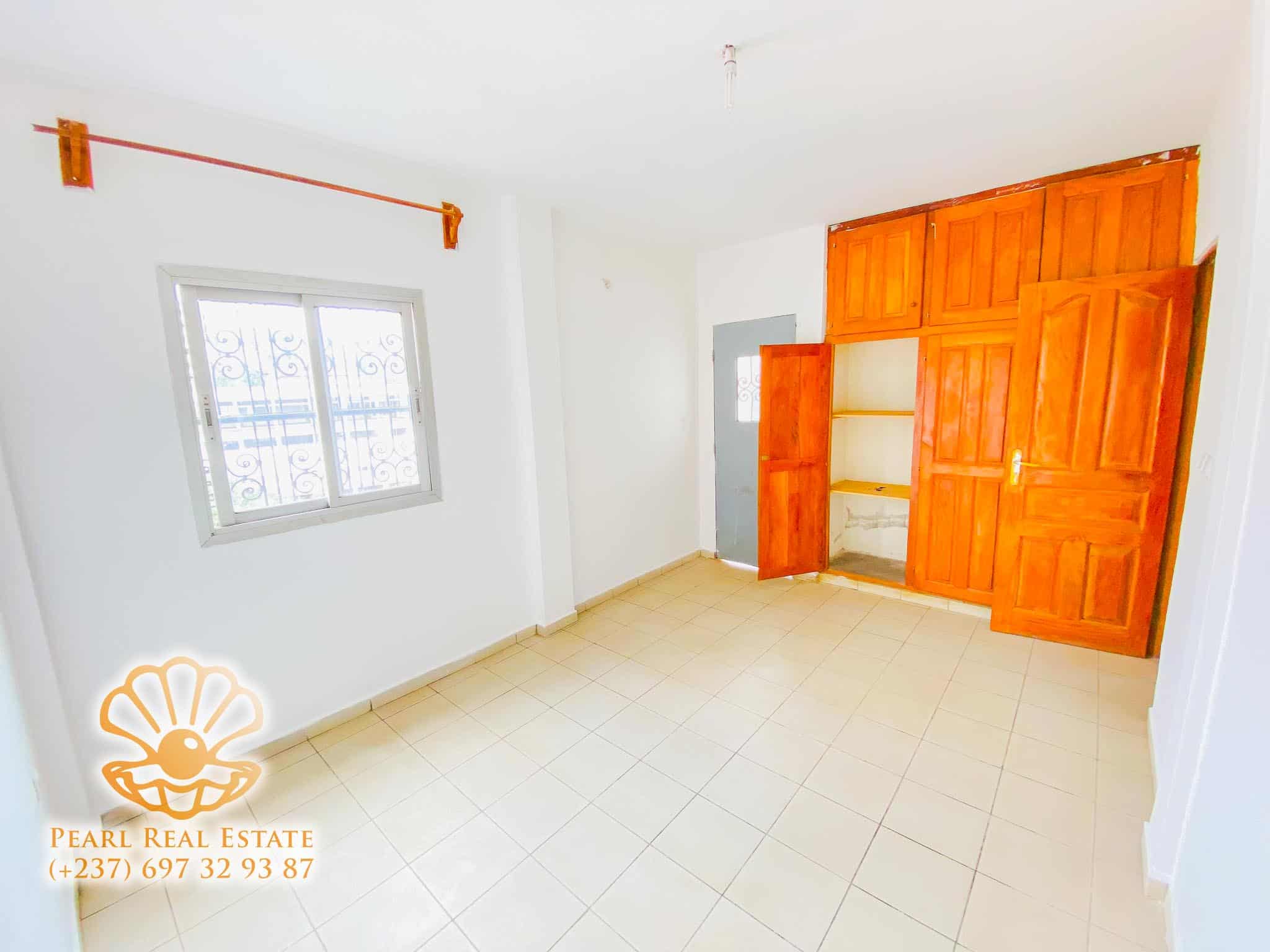Appartement à louer - Yaoundé, Bastos, Centre éducatif - 1 salon(s), 3 chambre(s), 2 salle(s) de bains - 400 000 FCFA / mois
