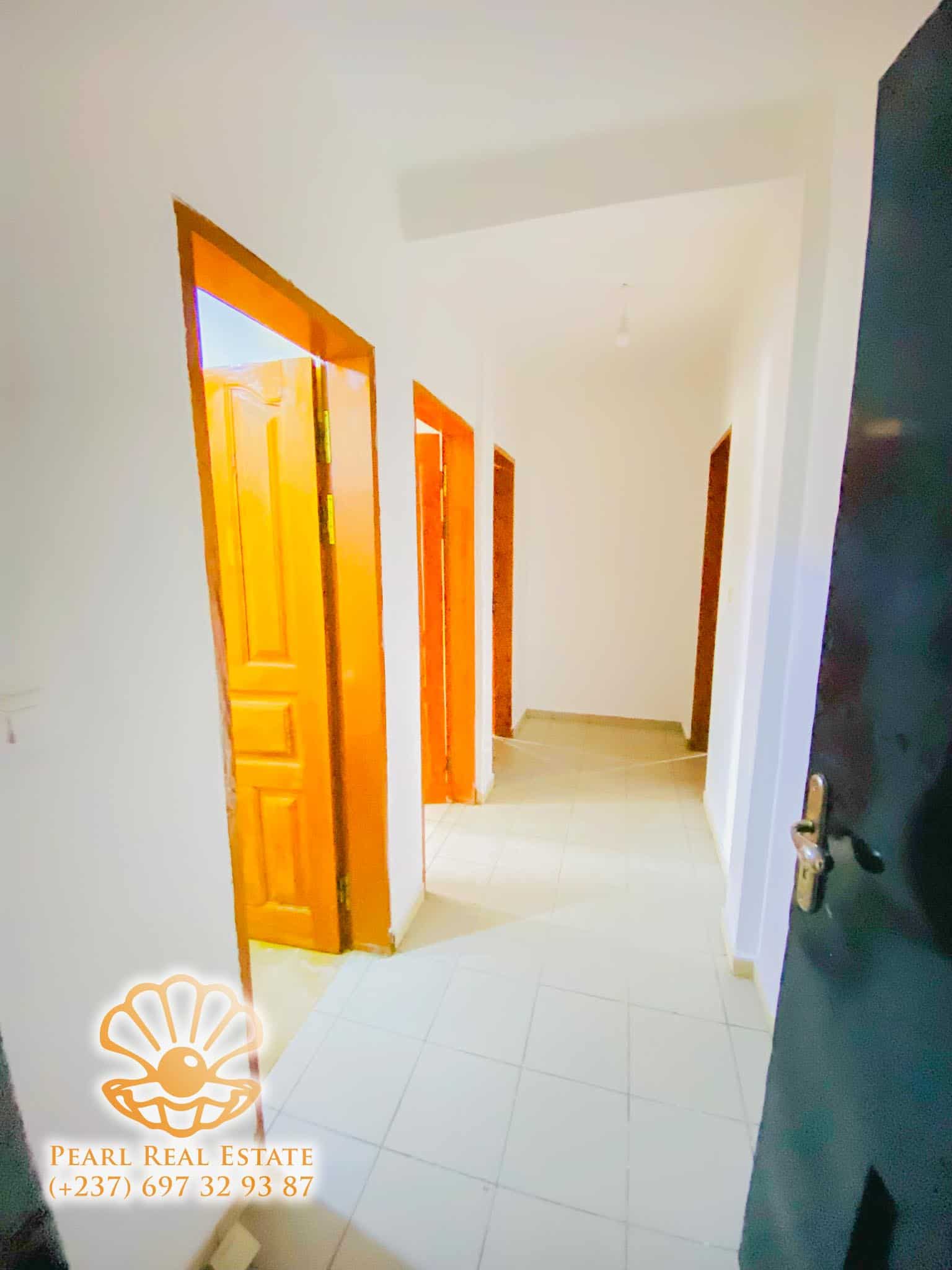 Appartement à louer - Yaoundé, Bastos, Centre éducatif - 1 salon(s), 3 chambre(s), 2 salle(s) de bains - 400 000 FCFA / mois