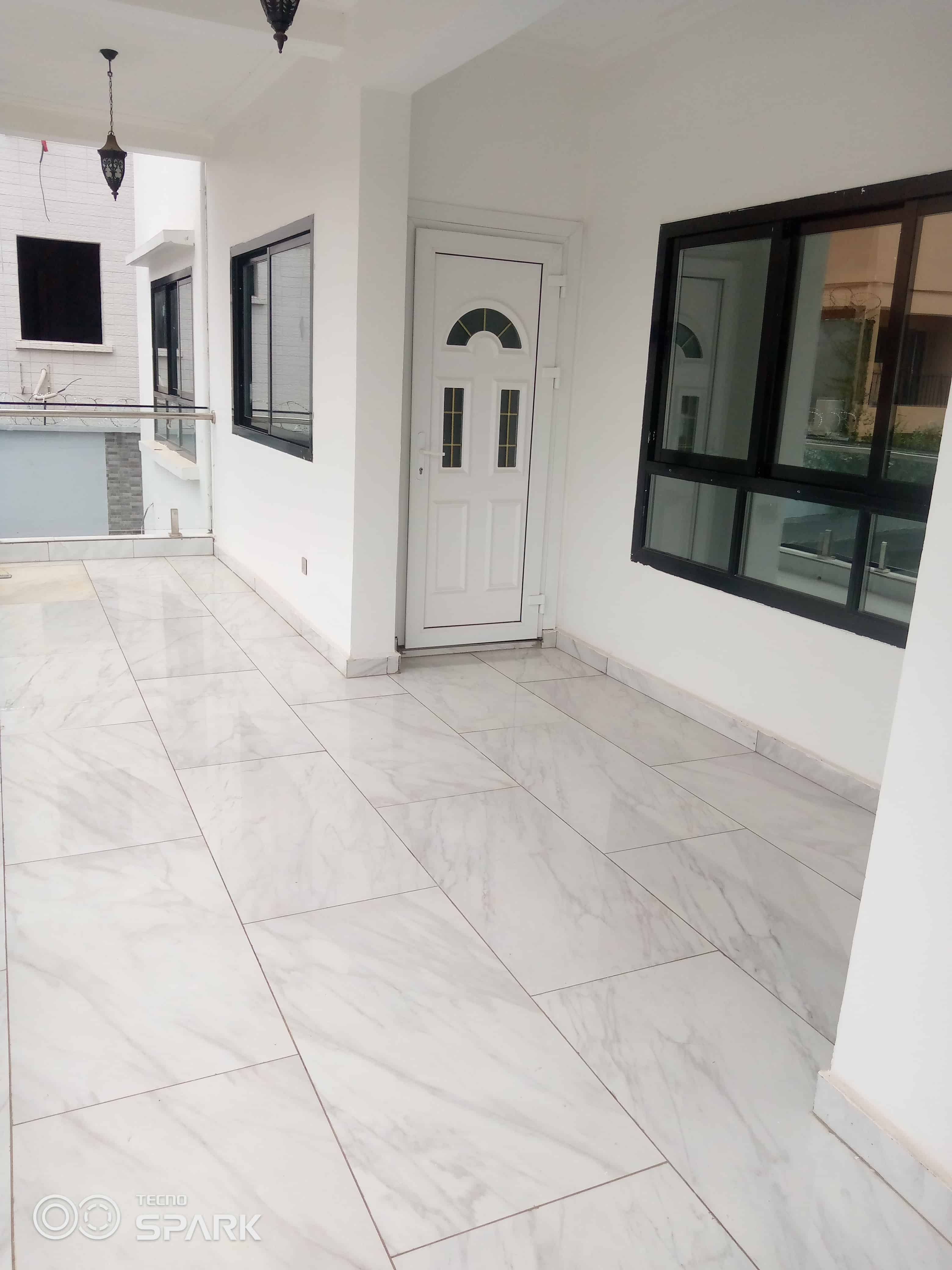 Apartment to rent - Yaoundé, Bastos, Golf - 1 living room(s), 3 bedroom(s), 4 bathroom(s) - 2 000 000 FCFA / month