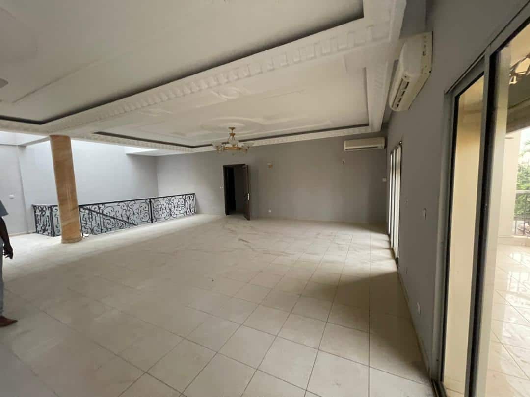 Maison (Triplex) à louer - Yaoundé, Bastos, Golf - 3 salon(s), 5 chambre(s), 6 salle(s) de bains - 5 000 000 FCFA / mois