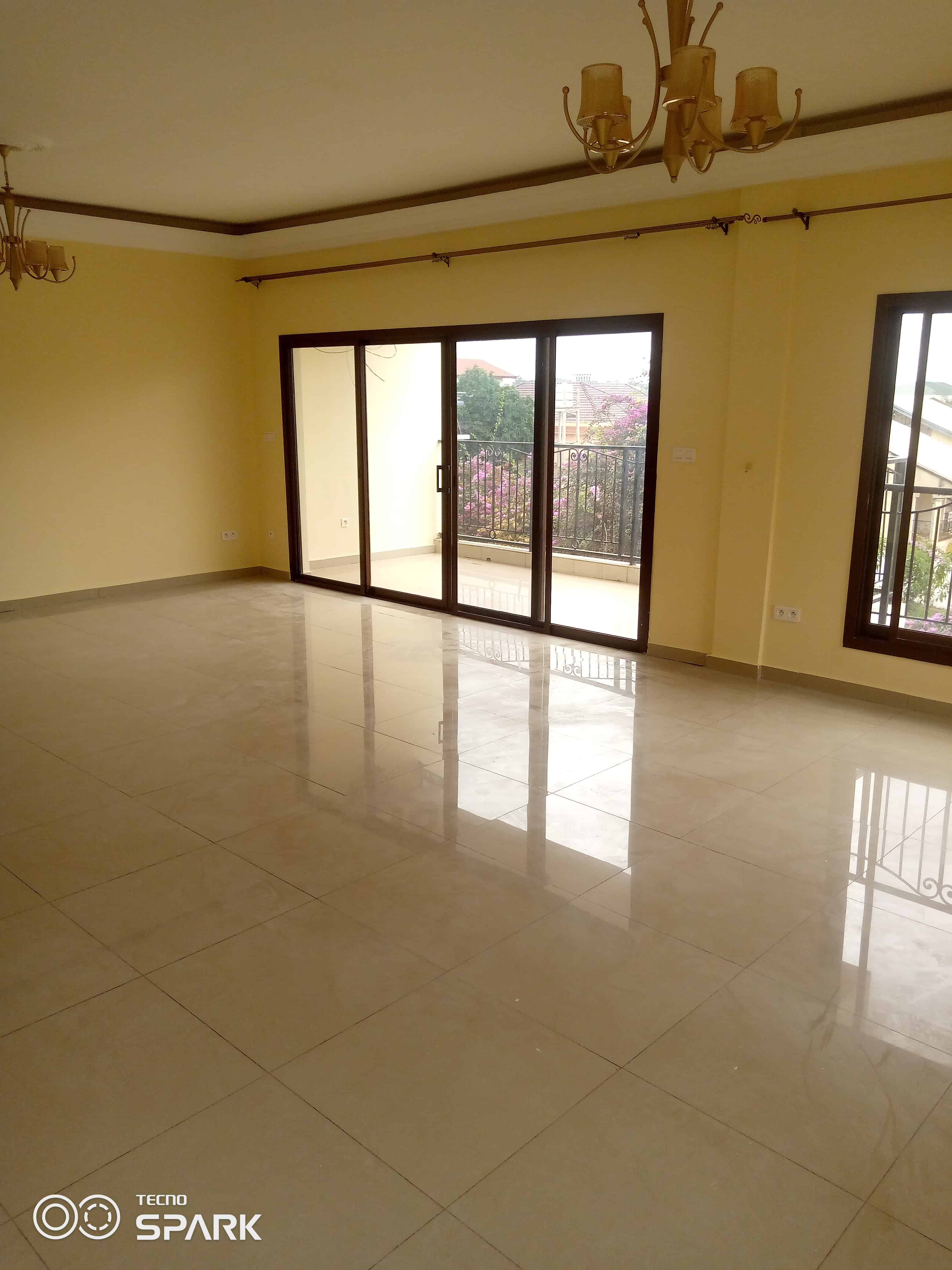 Apartment to rent - Yaoundé, Bastos, Golf - 1 living room(s), 3 bedroom(s), 4 bathroom(s) - 1 100 000 FCFA / month