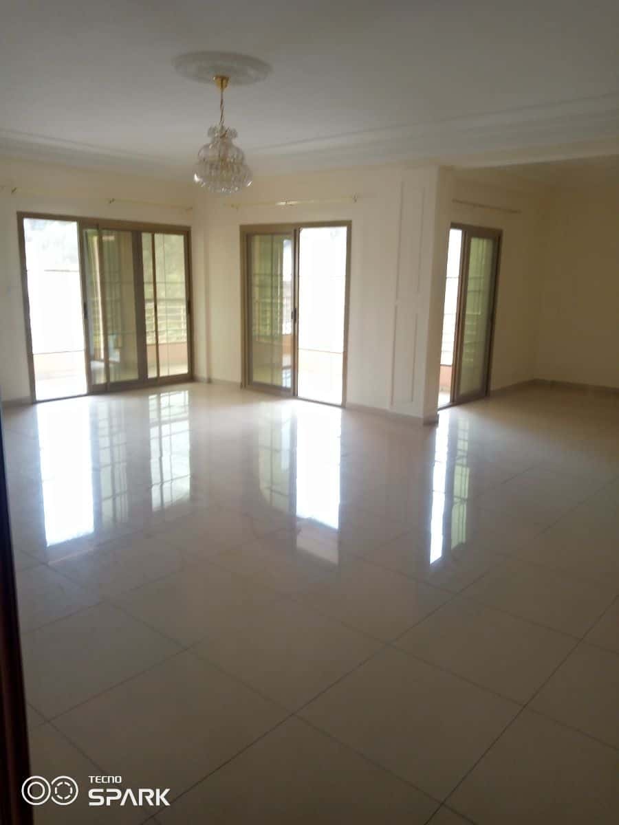 Apartment to rent - Yaoundé, Bastos, Golf - 1 living room(s), 3 bedroom(s), 4 bathroom(s) - 1 600 000 FCFA / month