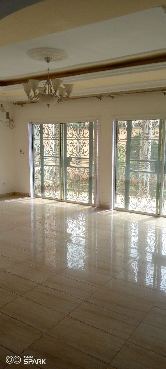 Apartment to rent - Yaoundé, Bastos, Usine - 1 living room(s), 3 bedroom(s), 3 bathroom(s) - 900 000 FCFA / month
