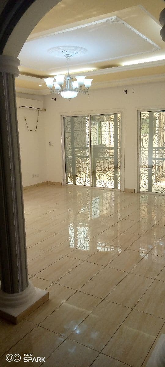 Apartment to rent - Yaoundé, Bastos, Usine - 1 living room(s), 2 bedroom(s), 3 bathroom(s) - 800 000 FCFA / month