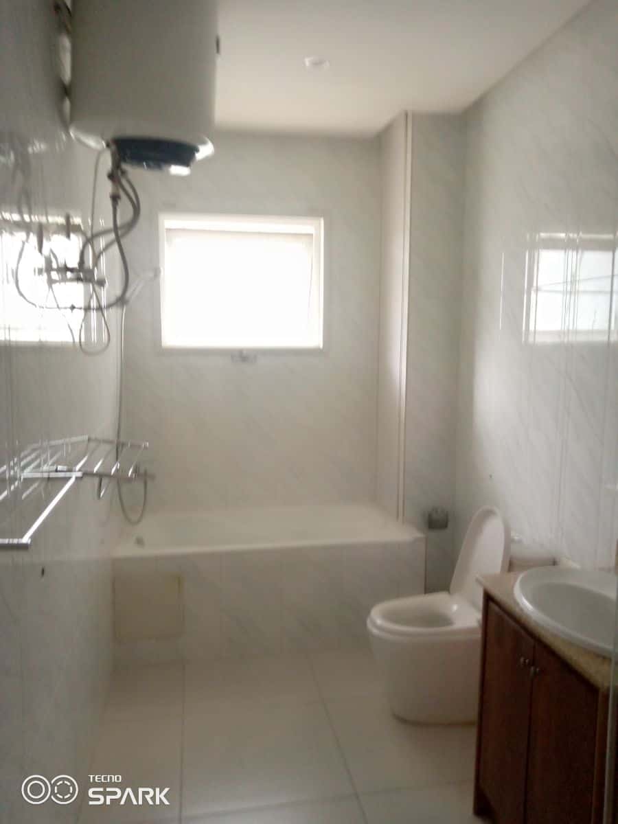 Apartment to rent - Yaoundé, Bastos, Allemagne - 1 living room(s), 1 bedroom(s), 2 bathroom(s) - 500 000 FCFA / month