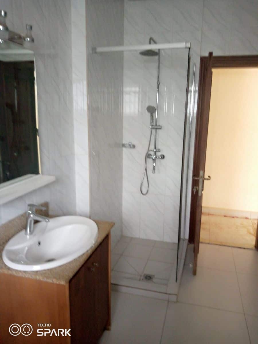 Apartment to rent - Yaoundé, Bastos, Allemagne - 1 living room(s), 1 bedroom(s), 2 bathroom(s) - 500 000 FCFA / month