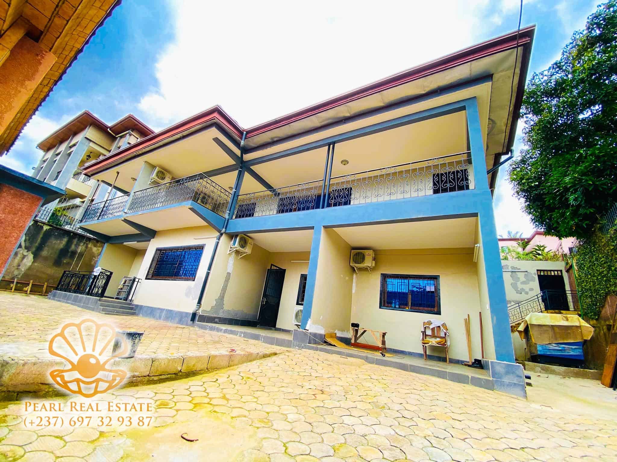 Apartment to rent - Yaoundé, Bastos, Carrefour - 1 living room(s), 3 bedroom(s), 2 bathroom(s) - 1 300 000 FCFA / month
