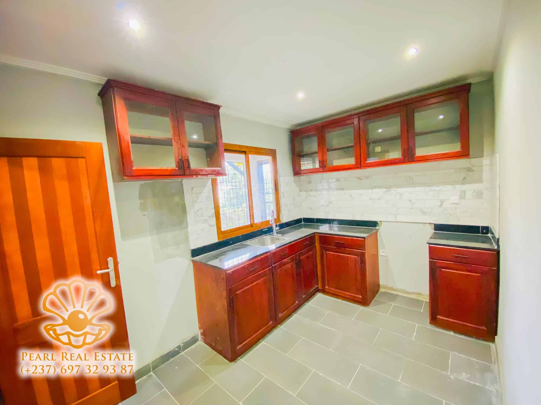 Appartement à louer - Yaoundé, Bastos, Carrefour - 1 salon(s), 3 chambre(s), 2 salle(s) de bains - 1 300 000 FCFA / mois