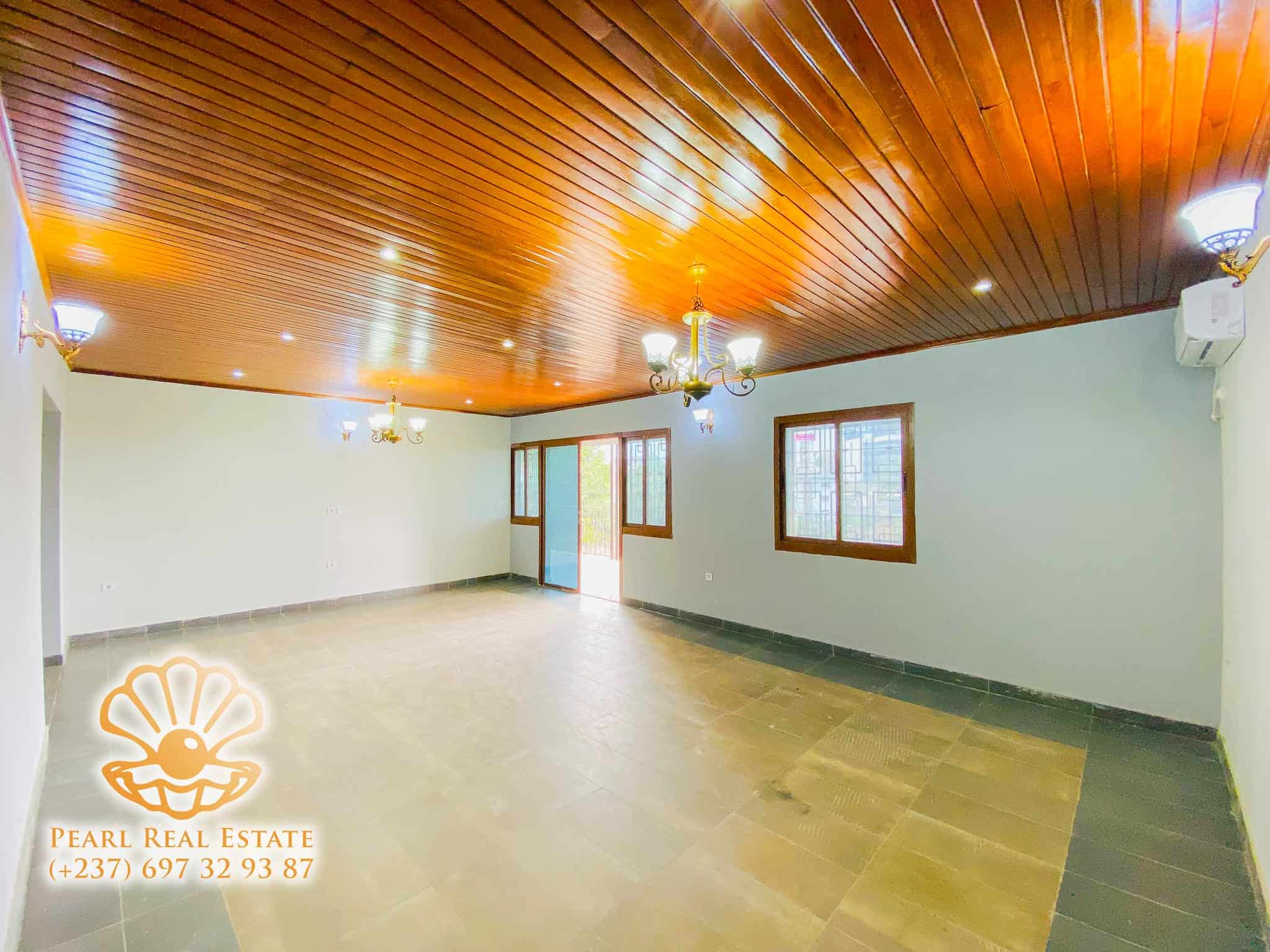 Appartement à louer - Yaoundé, Bastos, Carrefour - 1 salon(s), 3 chambre(s), 2 salle(s) de bains - 1 300 000 FCFA / mois