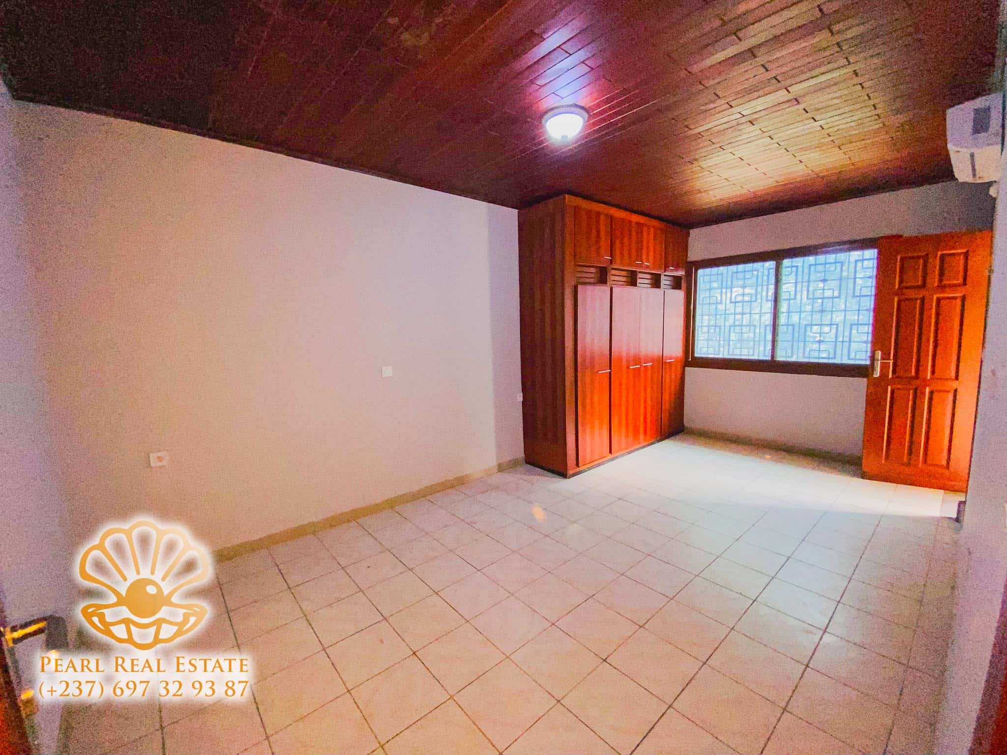 Appartement à louer - Yaoundé, Bastos, Carrefour - 1 salon(s), 3 chambre(s), 2 salle(s) de bains - 1 300 000 FCFA / mois
