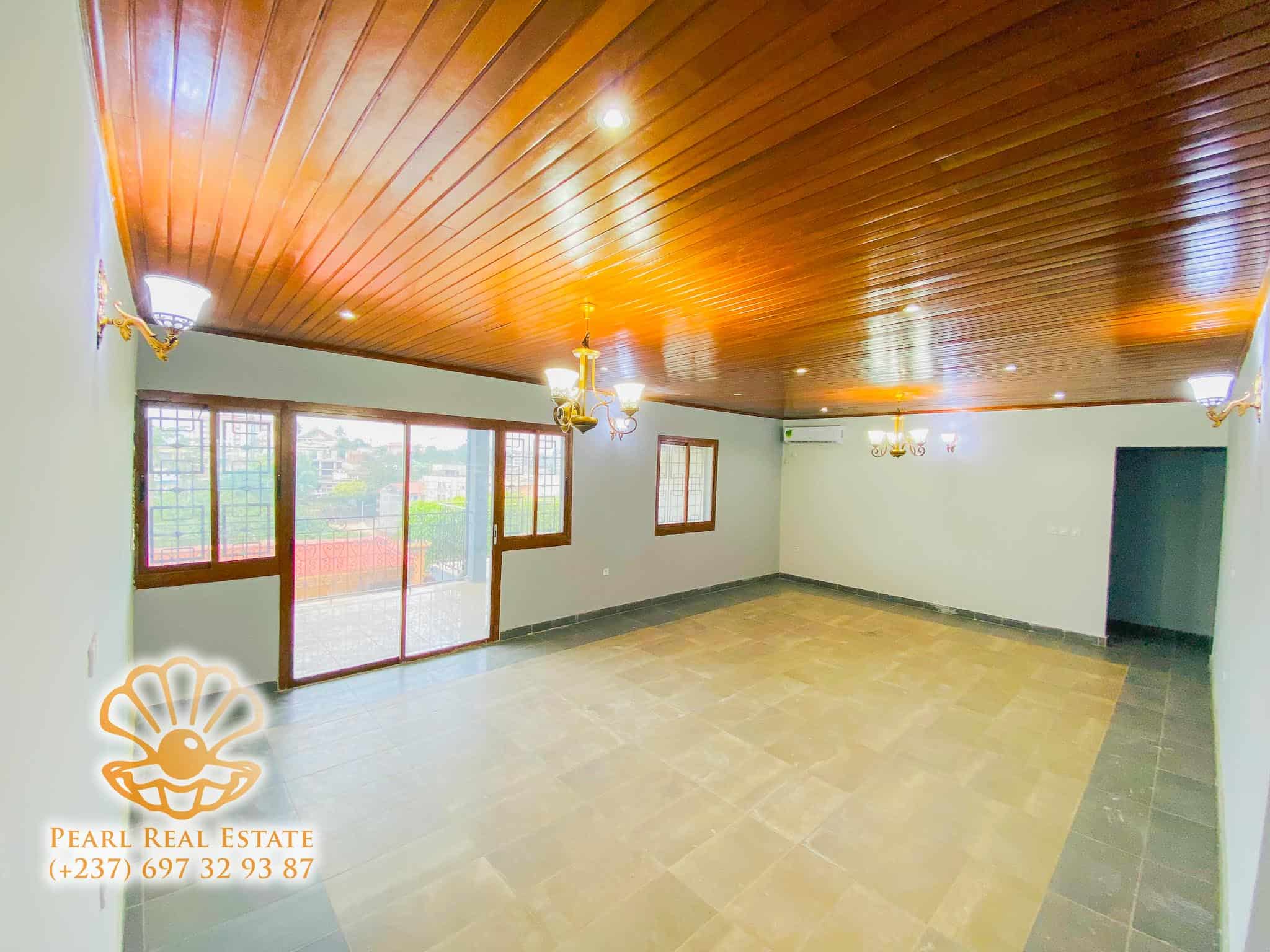 Appartement à louer - Yaoundé, Bastos, Carrefour - 1 salon(s), 3 chambre(s), 2 salle(s) de bains - 1 300 000 FCFA / mois