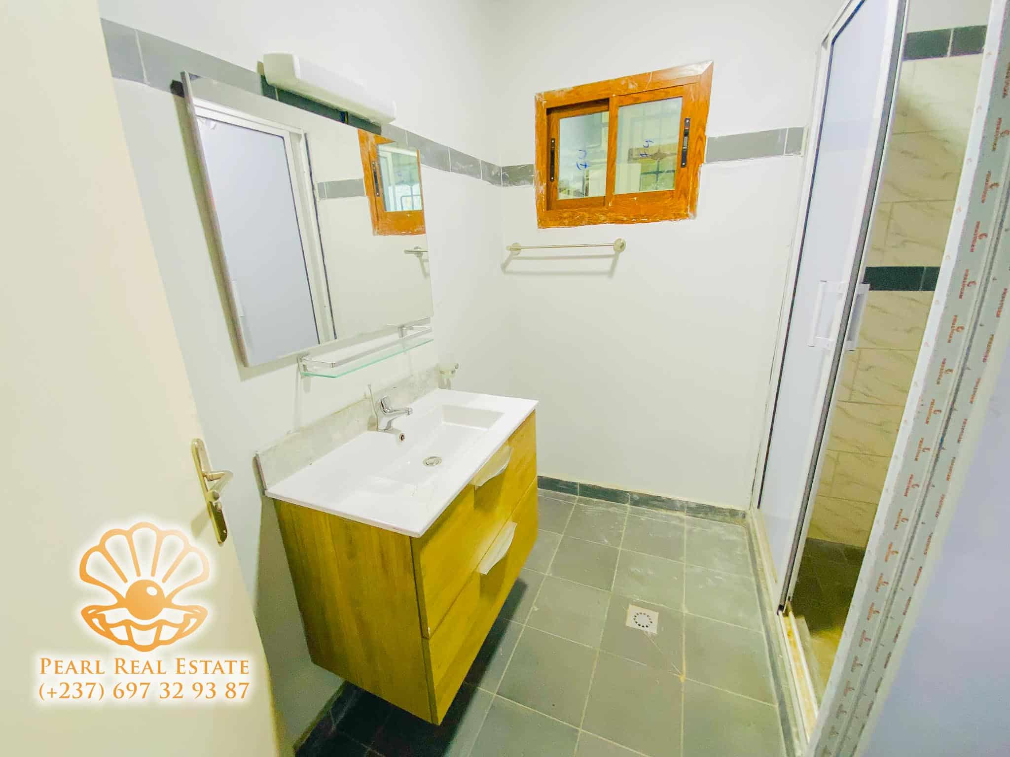 Appartement à louer - Yaoundé, Bastos, Carrefour - 1 salon(s), 3 chambre(s), 2 salle(s) de bains - 1 300 000 FCFA / mois